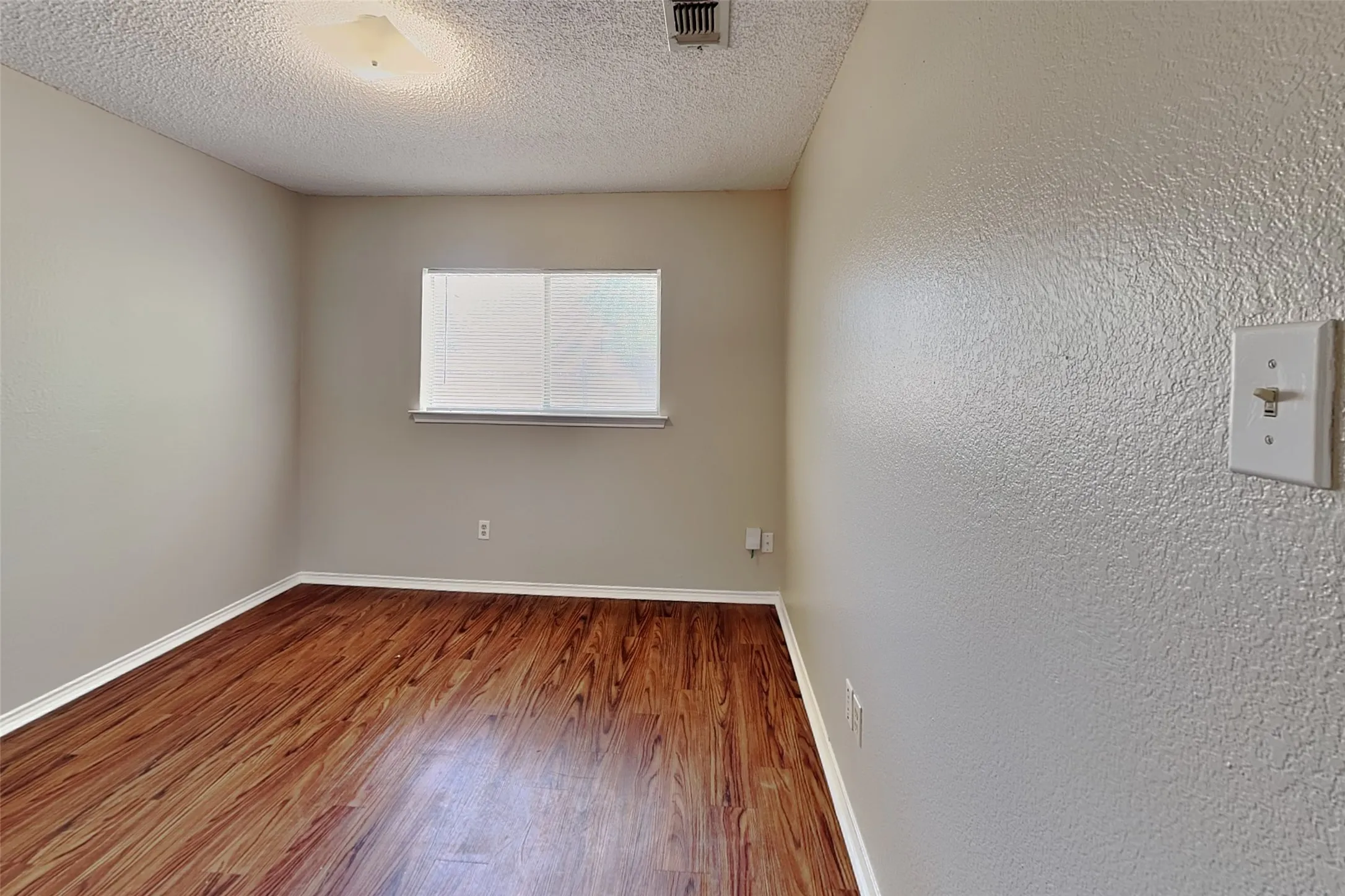 Single Family Residence For Rent in Tarrant County , 4509 Ebbtide Court, Fort Worth, Texas 76135, 3 Bedroom, 2 Bathroom, Garage spaces, 1,172 Sqft, built in 1993, mls#21383009, Real Estate Agent in Fort Worth, Homes For Rent in Tarrant county, Homes For Rent in Fort Worth, Realtor in Fort Worth Texas, Real Estate Brokerage Independent Realty Texas, Luminita Cordes Realtor