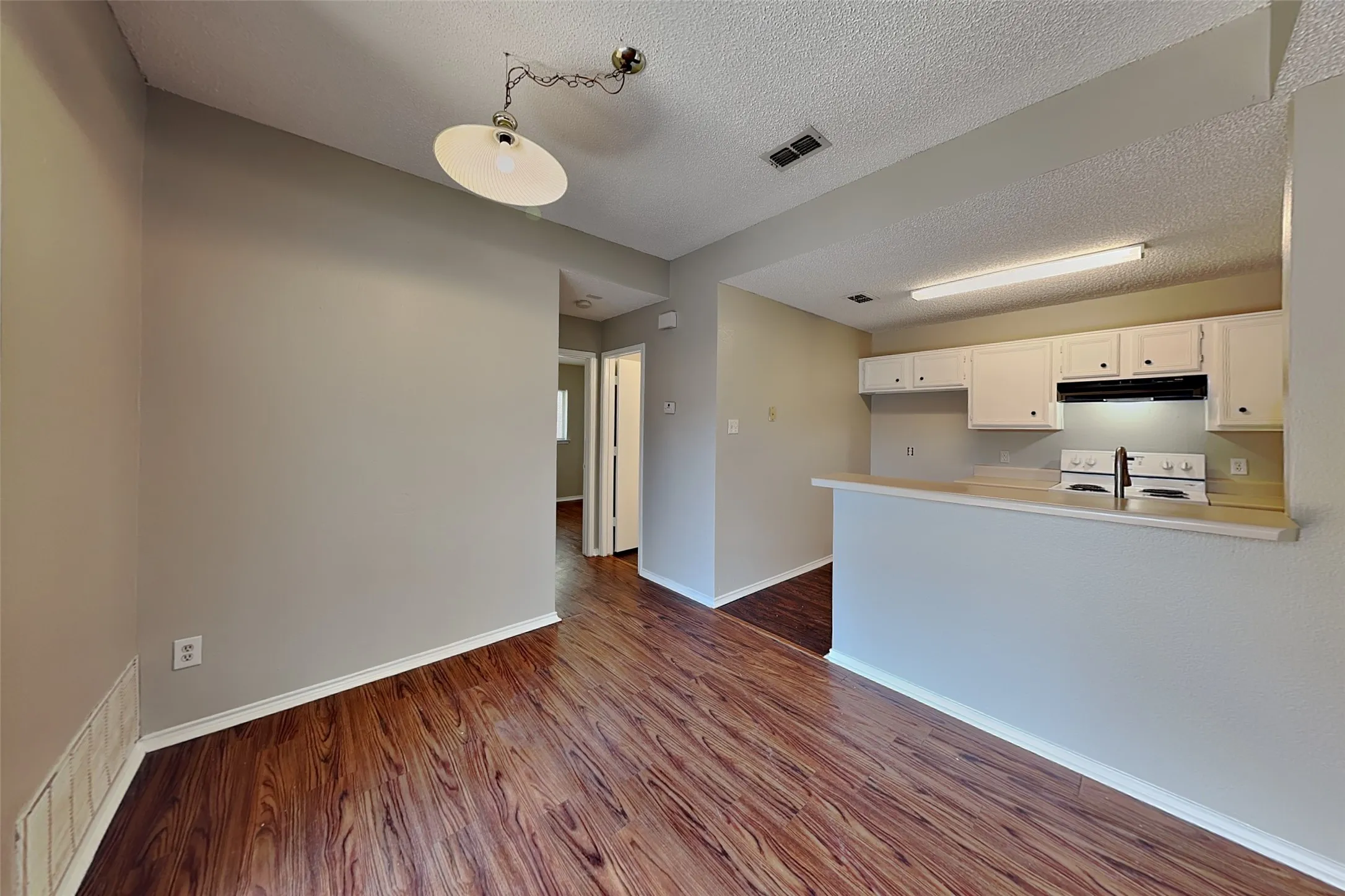 Single Family Residence For Rent in Tarrant County , 4509 Ebbtide Court, Fort Worth, Texas 76135, 3 Bedroom, 2 Bathroom, Garage spaces, 1,172 Sqft, built in 1993, mls#21383009, Real Estate Agent in Fort Worth, Homes For Rent in Tarrant county, Homes For Rent in Fort Worth, Realtor in Fort Worth Texas, Real Estate Brokerage Independent Realty Texas, Luminita Cordes Realtor