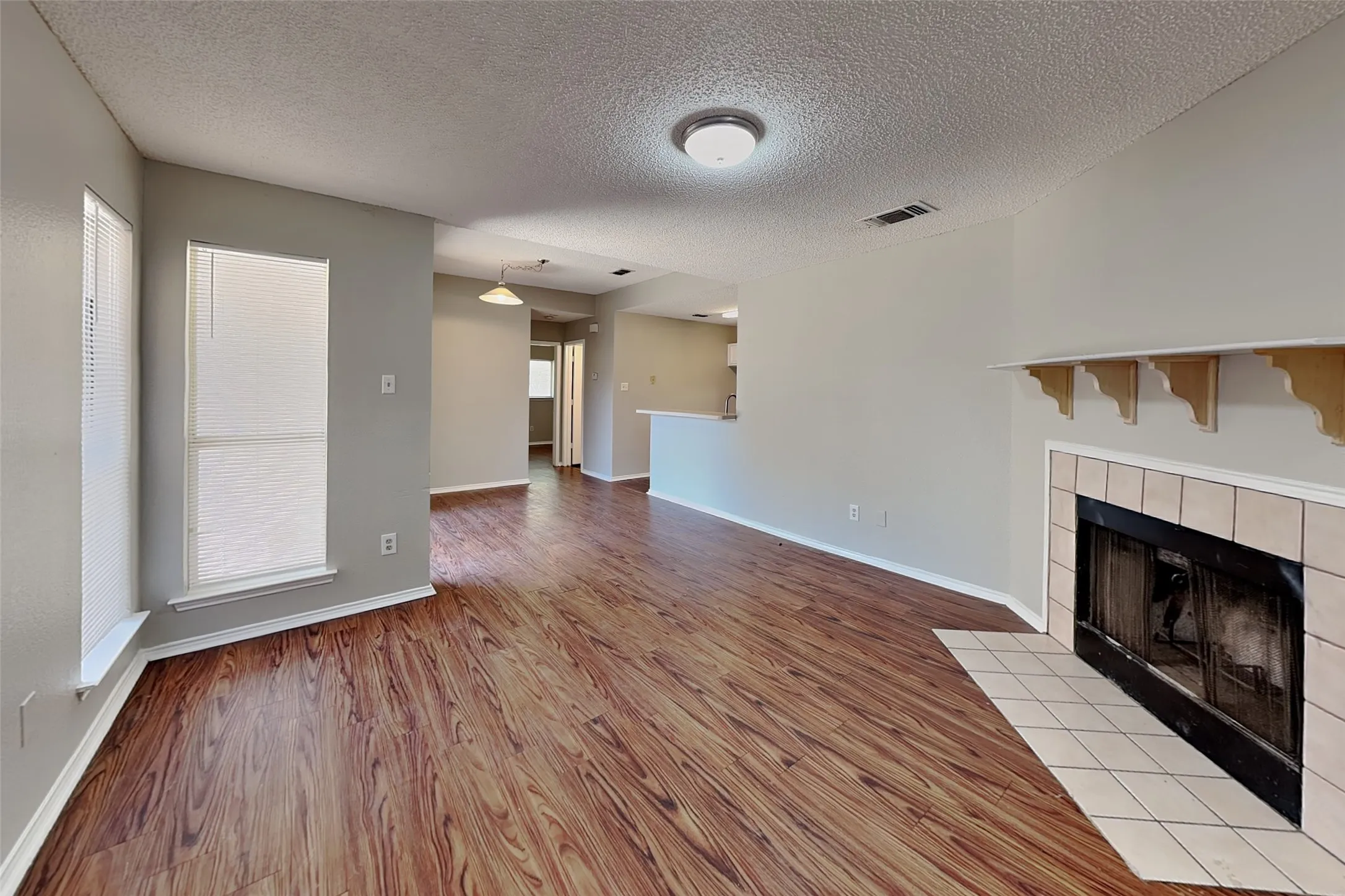 Single Family Residence For Rent in Tarrant County , 4509 Ebbtide Court, Fort Worth, Texas 76135, 3 Bedroom, 2 Bathroom, Garage spaces, 1,172 Sqft, built in 1993, mls#21383009, Real Estate Agent in Fort Worth, Homes For Rent in Tarrant county, Homes For Rent in Fort Worth, Realtor in Fort Worth Texas, Real Estate Brokerage Independent Realty Texas, Luminita Cordes Realtor
