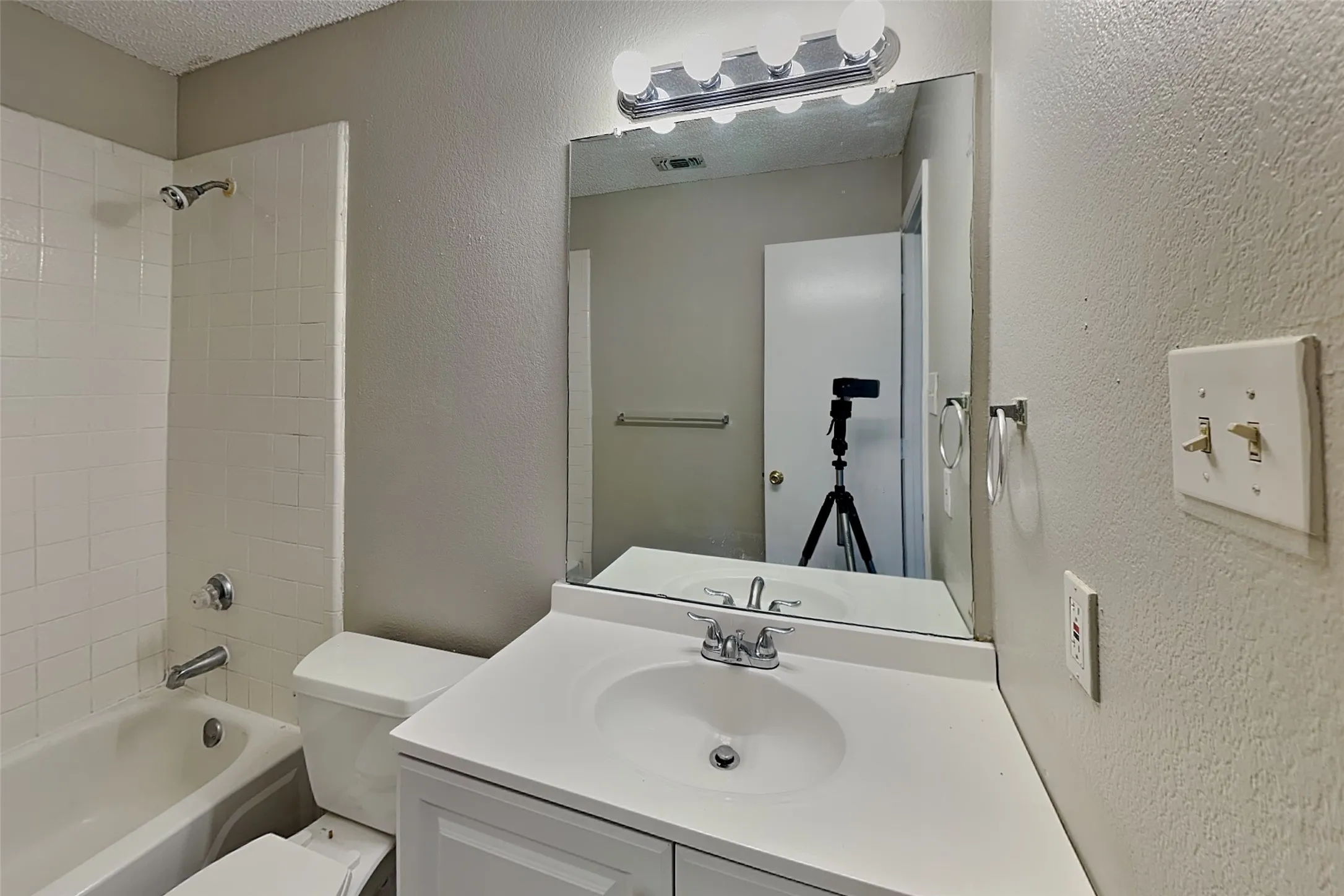 Single Family Residence For Rent in Tarrant County , 4509 Ebbtide Court, Fort Worth, Texas 76135, 3 Bedroom, 2 Bathroom, Garage spaces, 1,172 Sqft, built in 1993, mls#21383009, Real Estate Agent in Fort Worth, Homes For Rent in Tarrant county, Homes For Rent in Fort Worth, Realtor in Fort Worth Texas, Real Estate Brokerage Independent Realty Texas, Luminita Cordes Realtor