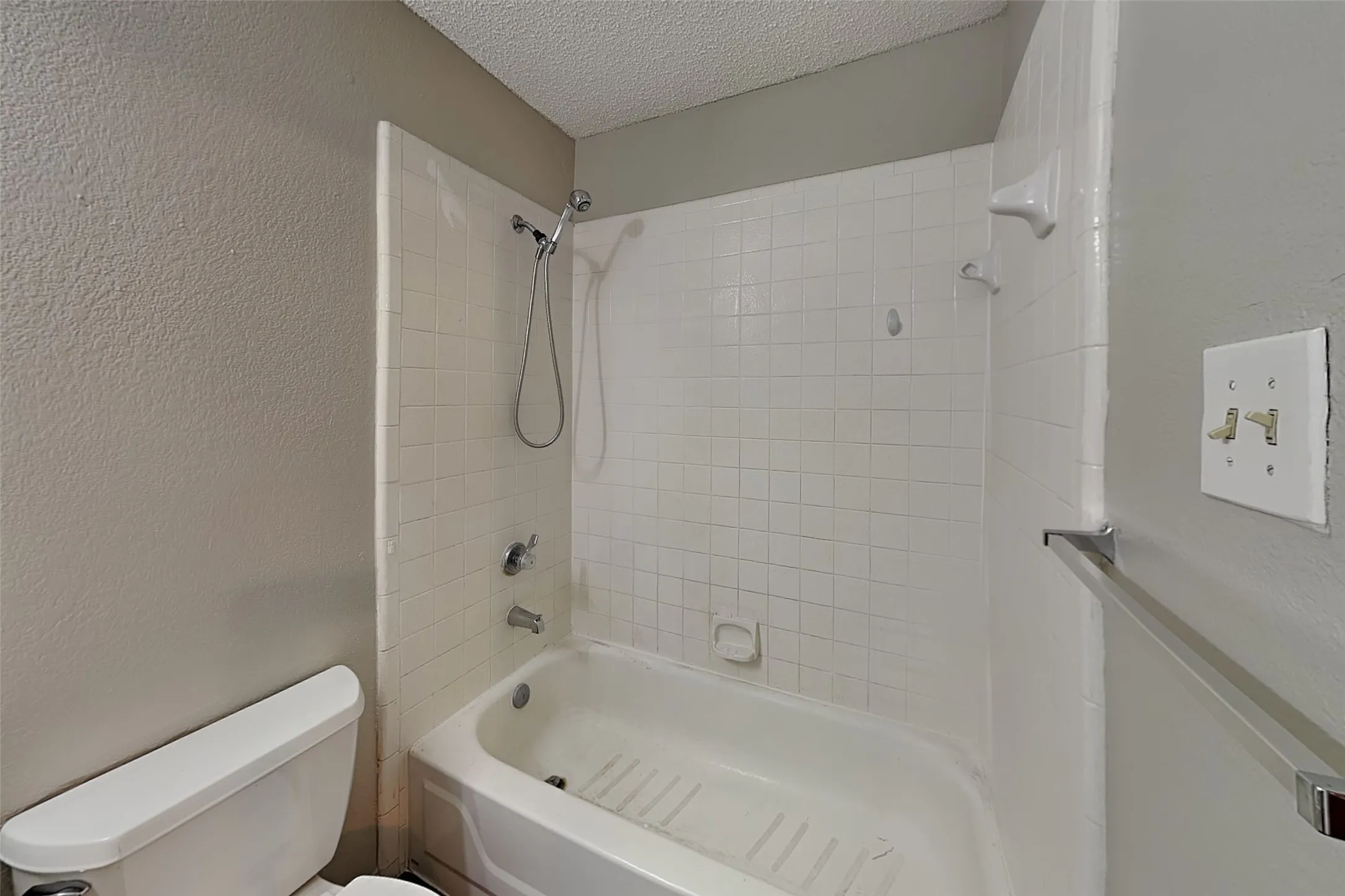 Single Family Residence For Rent in Tarrant County , 4509 Ebbtide Court, Fort Worth, Texas 76135, 3 Bedroom, 2 Bathroom, Garage spaces, 1,172 Sqft, built in 1993, mls#21383009, Real Estate Agent in Fort Worth, Homes For Rent in Tarrant county, Homes For Rent in Fort Worth, Realtor in Fort Worth Texas, Real Estate Brokerage Independent Realty Texas, Luminita Cordes Realtor