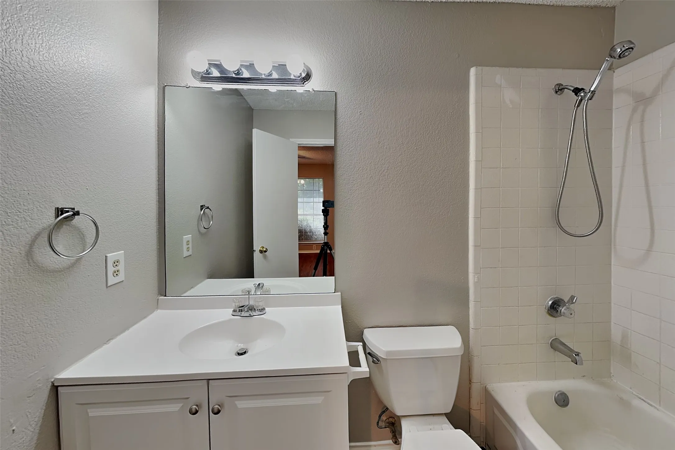 Single Family Residence For Rent in Tarrant County , 4509 Ebbtide Court, Fort Worth, Texas 76135, 3 Bedroom, 2 Bathroom, Garage spaces, 1,172 Sqft, built in 1993, mls#21383009, Real Estate Agent in Fort Worth, Homes For Rent in Tarrant county, Homes For Rent in Fort Worth, Realtor in Fort Worth Texas, Real Estate Brokerage Independent Realty Texas, Luminita Cordes Realtor
