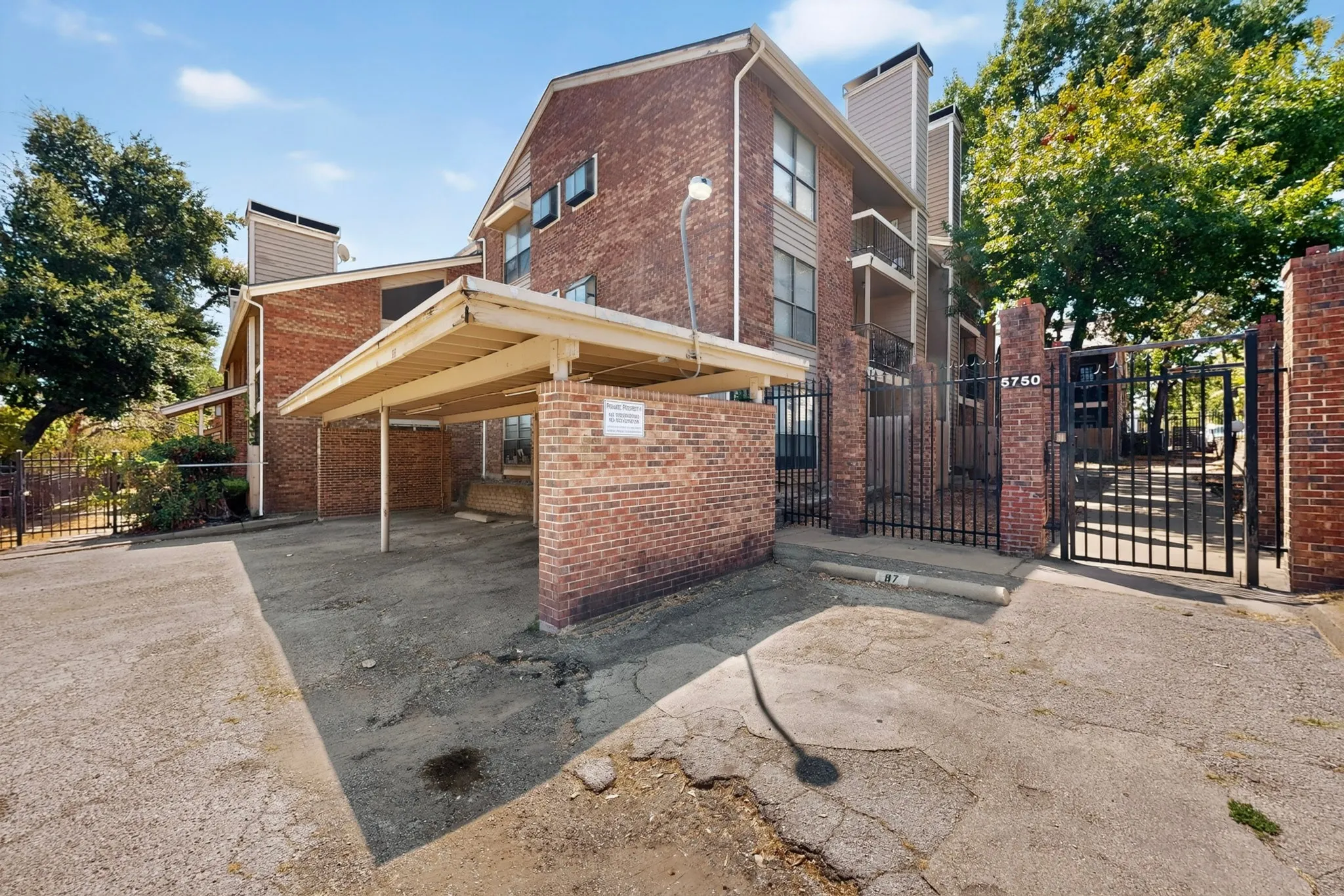 Condominium For Sale in Dallas County , 5750 Phoenix Drive 6, Dallas, Texas 75231, 1 Bedroom, 1 Bathroom, Garage spaces, 817 Sqft, built in 1981, mls#21382098, Real Estate Agent in Dallas, Homes For Sale in Dallas county, Homes For Sale in Dallas, Realtor in Dallas Texas, Real Estate Brokerage Independent Realty Texas, Luminita Cordes Realtor
