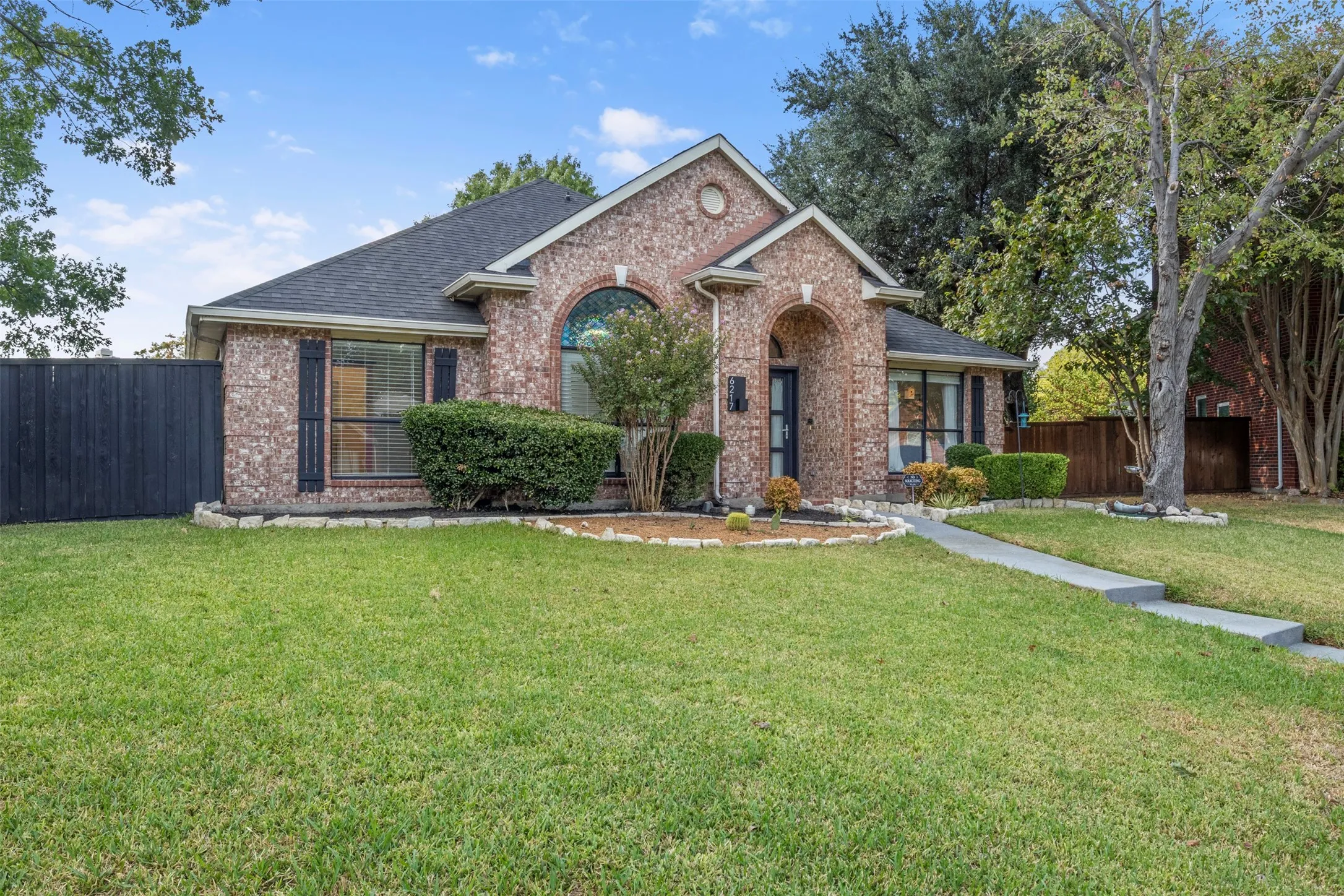 Single Family Residence For Sale in Collin County , 6217 Decatur Court, Frisco, Texas 75035, 3 Bedroom, 3 Bathroom, Garage spaces, 2,111 Sqft, built in 1994, mls#21380835, Real Estate Agent in Frisco, Homes For Sale in Collin county, Homes For Sale in Frisco, Realtor in Frisco Texas, Real Estate Brokerage Independent Realty Texas, Luminita Cordes Realtor