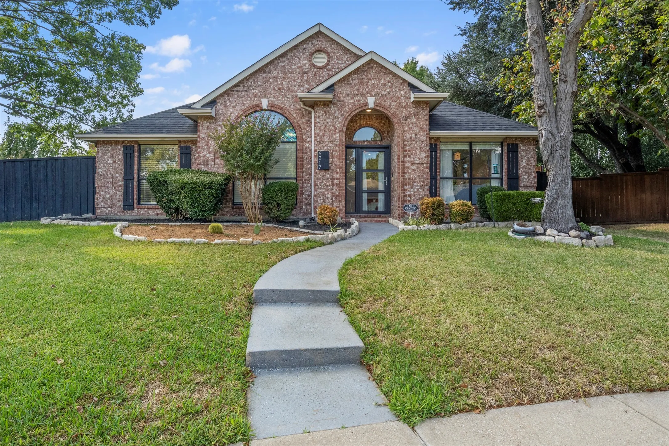 Single Family Residence For Sale in Collin County , 6217 Decatur Court, Frisco, Texas 75035, 3 Bedroom, 3 Bathroom, Garage spaces, 2,111 Sqft, built in 1994, mls#21380835, Real Estate Agent in Frisco, Homes For Sale in Collin county, Homes For Sale in Frisco, Realtor in Frisco Texas, Real Estate Brokerage Independent Realty Texas, Luminita Cordes Realtor