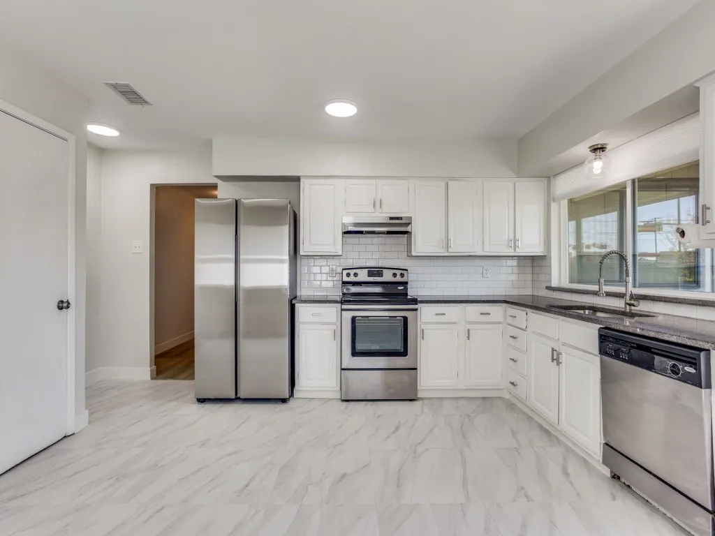 Single Family Residence For Rent in Dallas County , 1242 Delores Drive, Garland, Texas 75040, 3 Bedroom, 2 Bathroom, 2 Garage spaces, 1,438 Sqft, built in 1973, mls#21383140, Real Estate Agent in Garland, Homes For Rent in Dallas county, Homes For Rent in Garland, Realtor in Garland Texas, Real Estate Brokerage Independent Realty Texas, Luminita Cordes Realtor