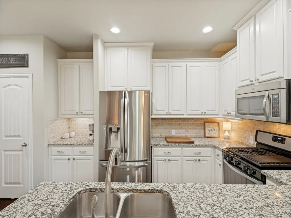 Single Family Residence For Sale in Collin County , 3717 Cobblecreek Drive, Mc Kinney, Texas 75070, 3 Bedroom, 3 Bathroom, 2 Garage spaces, 1,899 Sqft, built in 2015, mls#21382947, Real Estate Agent in Mc Kinney, Homes For Sale in Collin county, Homes For Sale in Mc Kinney, Realtor in Mc Kinney Texas, Real Estate Brokerage Independent Realty Texas, Luminita Cordes Realtor