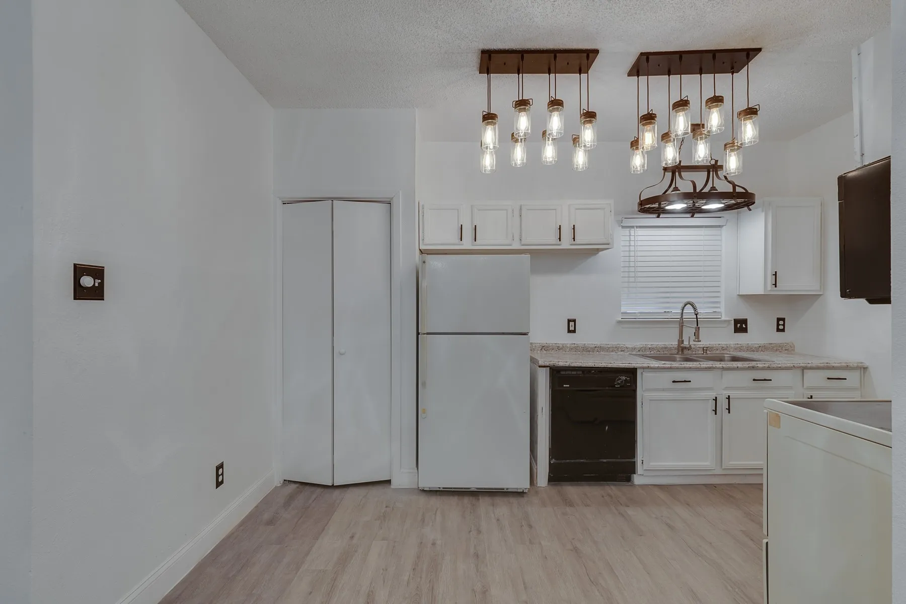 Condominium For Sale in Dallas County , 5550 Spring Valley Road E24, Dallas, Texas 75254, 2 Bedroom, 2 Bathroom, Garage spaces, 1,012 Sqft, built in 1983, mls#21382116, Real Estate Agent in Dallas, Homes For Sale in Dallas county, Homes For Sale in Dallas, Realtor in Dallas Texas, Real Estate Brokerage Independent Realty Texas, Luminita Cordes Realtor