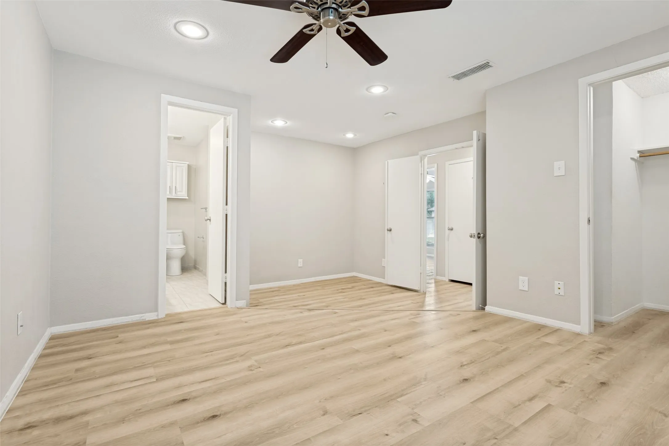 Single Family Residence For Sale in Dallas County , 2117 Oak Brook Drive, Richardson, Texas 75081, 3 Bedroom, 2 Bathroom, 2 Garage spaces, 1,515 Sqft, built in 1974, mls#21383088, Real Estate Agent in Richardson, Homes For Sale in Dallas county, Homes For Sale in Richardson, Realtor in Richardson Texas, Real Estate Brokerage Independent Realty Texas, Luminita Cordes Realtor