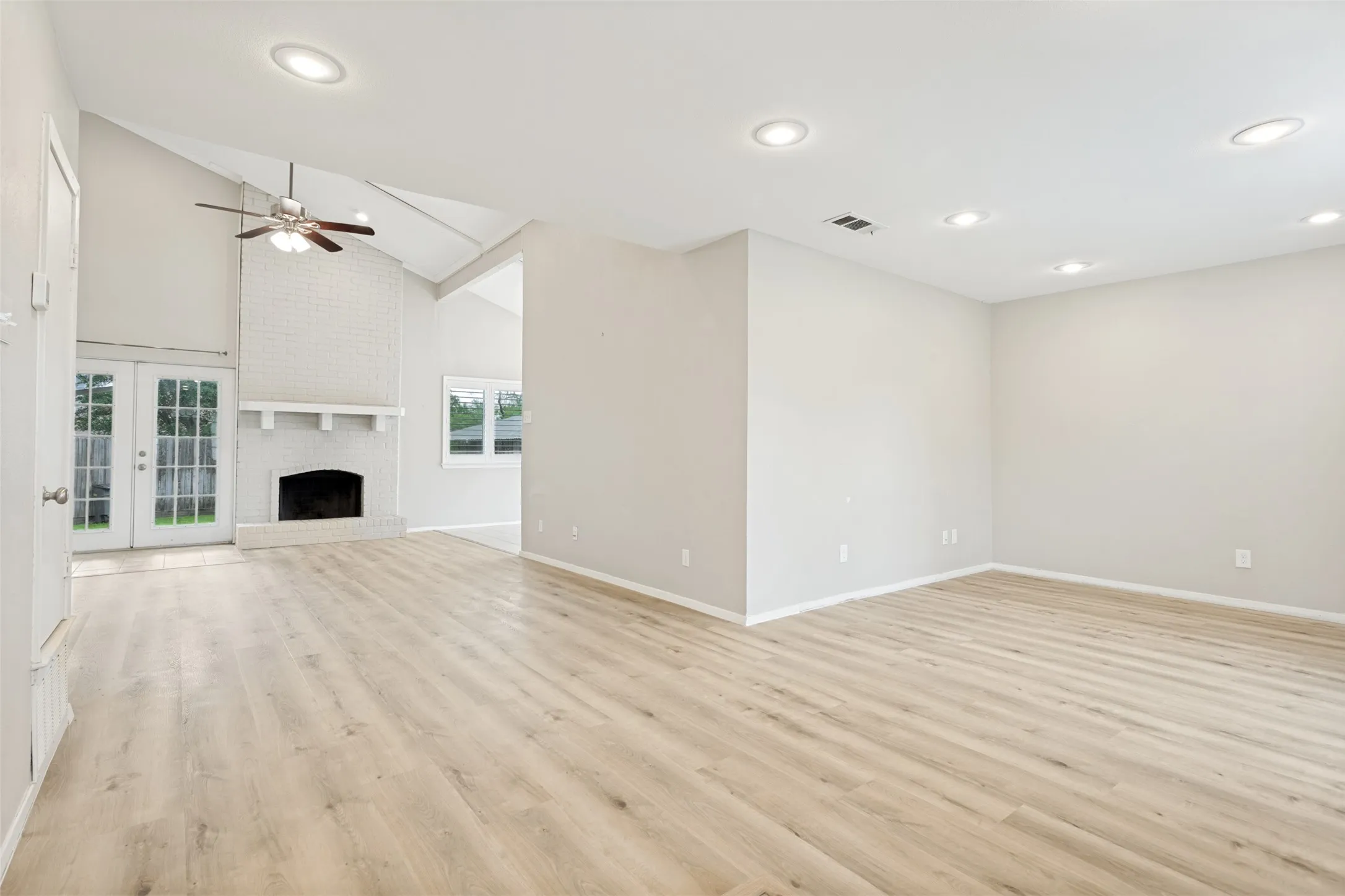Single Family Residence For Sale in Dallas County , 2117 Oak Brook Drive, Richardson, Texas 75081, 3 Bedroom, 2 Bathroom, 2 Garage spaces, 1,515 Sqft, built in 1974, mls#21383088, Real Estate Agent in Richardson, Homes For Sale in Dallas county, Homes For Sale in Richardson, Realtor in Richardson Texas, Real Estate Brokerage Independent Realty Texas, Luminita Cordes Realtor