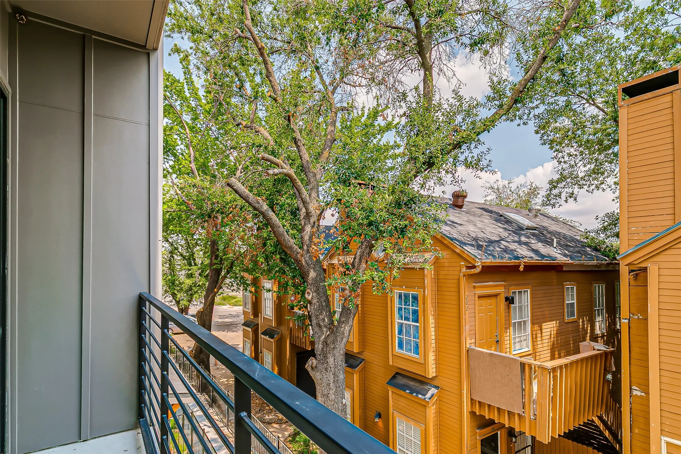 Condominium For Rent in Dallas County , 6028 Lewis Street 202, Dallas, Texas 75206, 2 Bedroom, 3 Bathroom, 2 Garage spaces, 1,500 Sqft, built in 2021, mls#21383156, Real Estate Agent in Dallas, Homes For Rent in Dallas county, Homes For Rent in Dallas, Realtor in Dallas Texas, Real Estate Brokerage Independent Realty Texas, Luminita Cordes Realtor