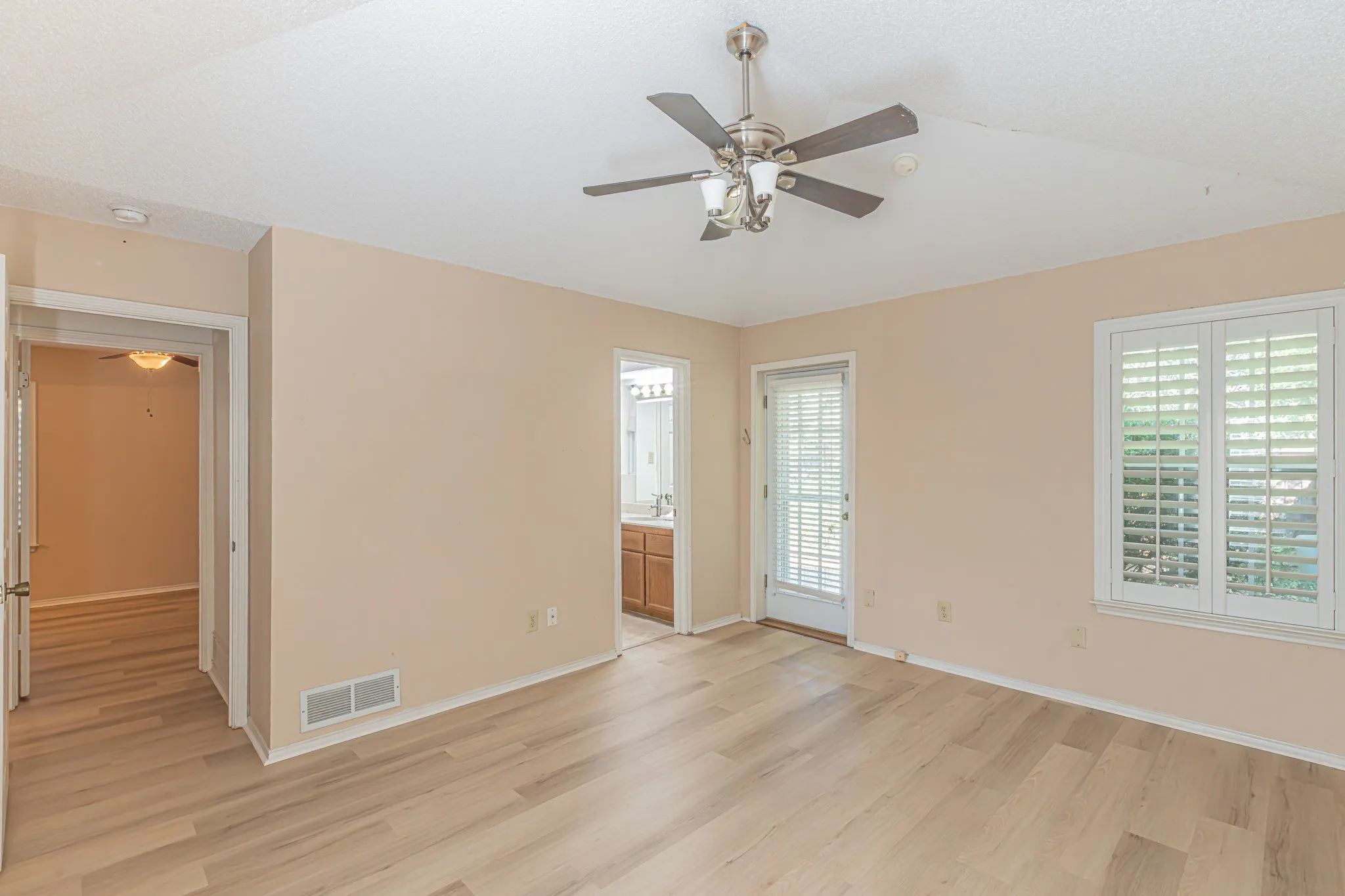 Single Family Residence For Sale in Tarrant County , 1724 Red Bud Lane, Euless, Texas 76039, 2 Bedroom, 2 Bathroom, 2 Garage spaces, 1,132 Sqft, built in 1983, mls#21382449, Real Estate Agent in Euless, Homes For Sale in Tarrant county, Homes For Sale in Euless, Realtor in Euless Texas, Real Estate Brokerage Independent Realty Texas, Luminita Cordes Realtor