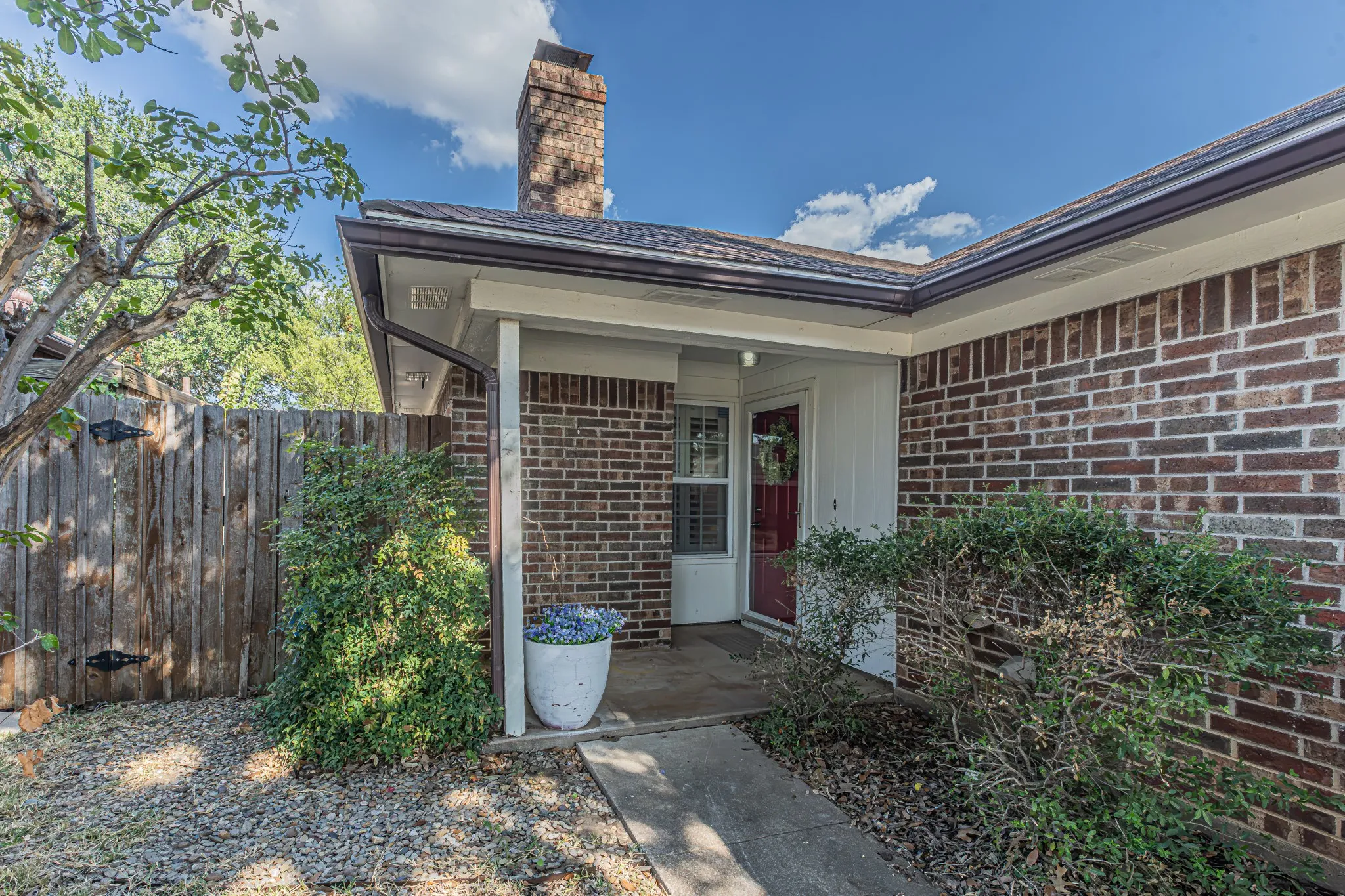 Single Family Residence For Sale in Tarrant County , 1724 Red Bud Lane, Euless, Texas 76039, 2 Bedroom, 2 Bathroom, 2 Garage spaces, 1,132 Sqft, built in 1983, mls#21382449, Real Estate Agent in Euless, Homes For Sale in Tarrant county, Homes For Sale in Euless, Realtor in Euless Texas, Real Estate Brokerage Independent Realty Texas, Luminita Cordes Realtor