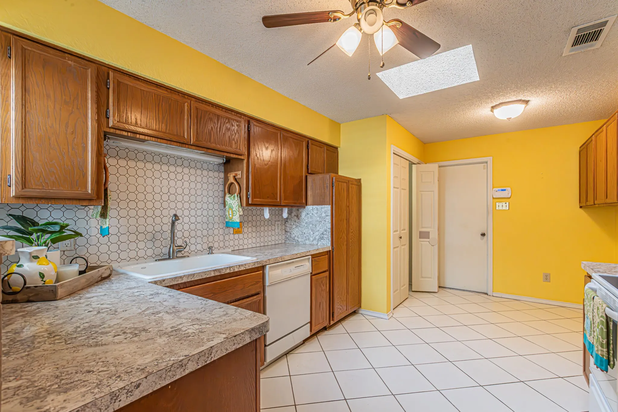 Single Family Residence For Sale in Tarrant County , 1724 Red Bud Lane, Euless, Texas 76039, 2 Bedroom, 2 Bathroom, 2 Garage spaces, 1,132 Sqft, built in 1983, mls#21382449, Real Estate Agent in Euless, Homes For Sale in Tarrant county, Homes For Sale in Euless, Realtor in Euless Texas, Real Estate Brokerage Independent Realty Texas, Luminita Cordes Realtor