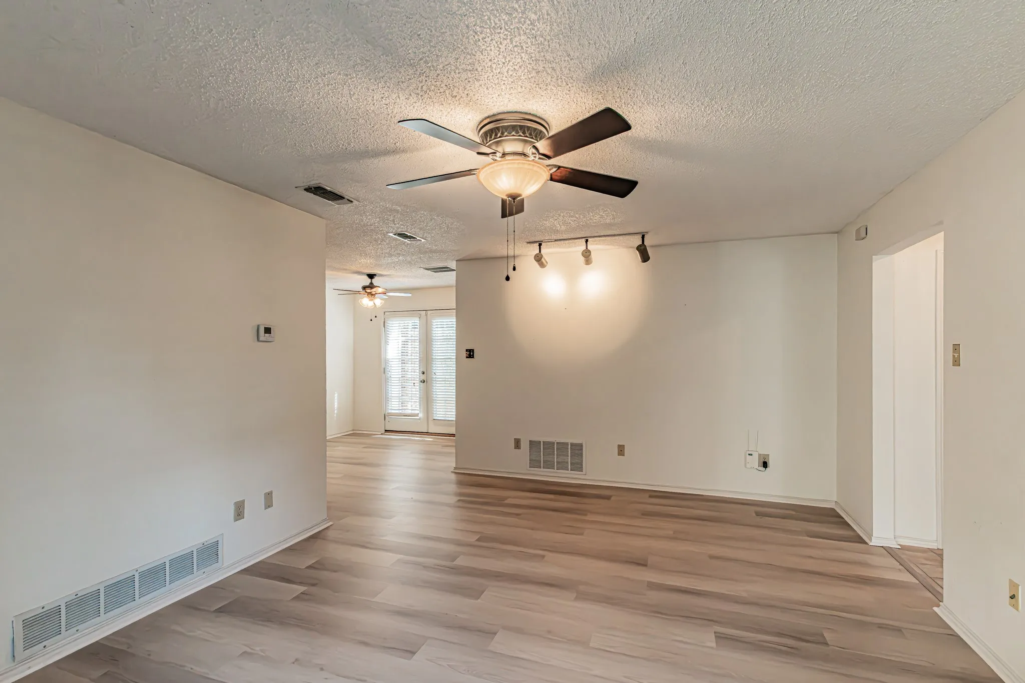 Single Family Residence For Sale in Tarrant County , 1724 Red Bud Lane, Euless, Texas 76039, 2 Bedroom, 2 Bathroom, 2 Garage spaces, 1,132 Sqft, built in 1983, mls#21382449, Real Estate Agent in Euless, Homes For Sale in Tarrant county, Homes For Sale in Euless, Realtor in Euless Texas, Real Estate Brokerage Independent Realty Texas, Luminita Cordes Realtor