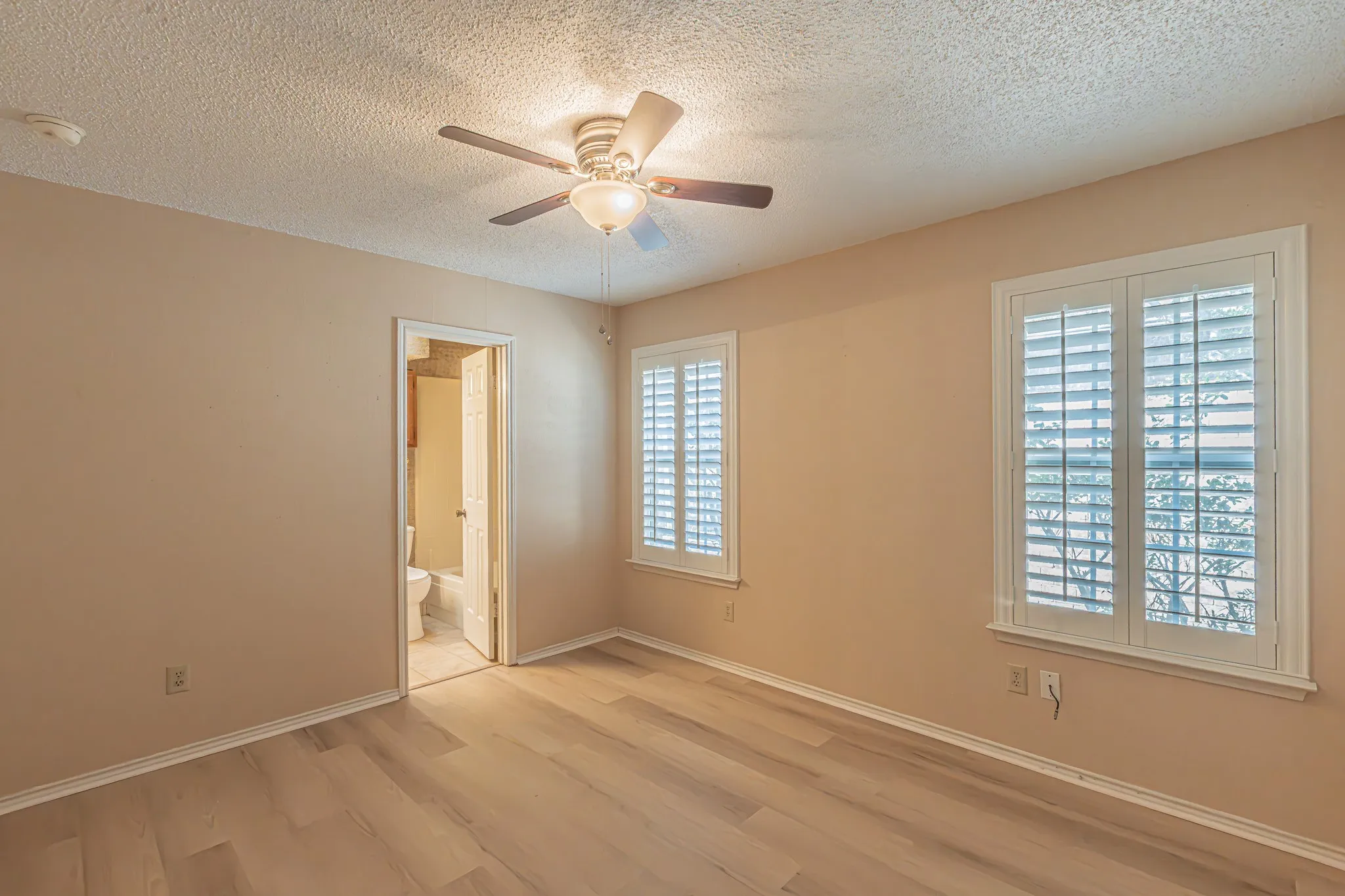 Single Family Residence For Sale in Tarrant County , 1724 Red Bud Lane, Euless, Texas 76039, 2 Bedroom, 2 Bathroom, 2 Garage spaces, 1,132 Sqft, built in 1983, mls#21382449, Real Estate Agent in Euless, Homes For Sale in Tarrant county, Homes For Sale in Euless, Realtor in Euless Texas, Real Estate Brokerage Independent Realty Texas, Luminita Cordes Realtor