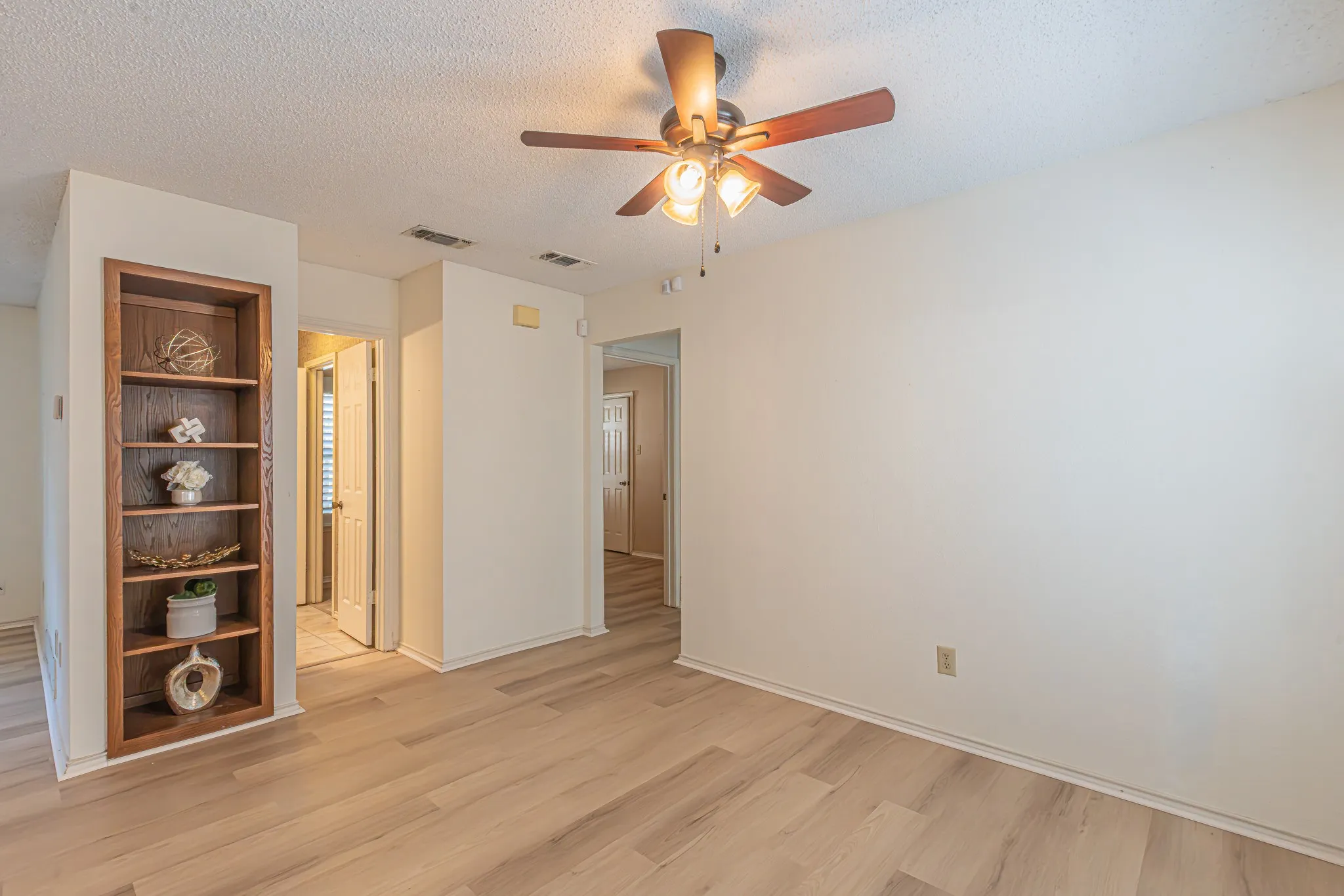Single Family Residence For Sale in Tarrant County , 1724 Red Bud Lane, Euless, Texas 76039, 2 Bedroom, 2 Bathroom, 2 Garage spaces, 1,132 Sqft, built in 1983, mls#21382449, Real Estate Agent in Euless, Homes For Sale in Tarrant county, Homes For Sale in Euless, Realtor in Euless Texas, Real Estate Brokerage Independent Realty Texas, Luminita Cordes Realtor