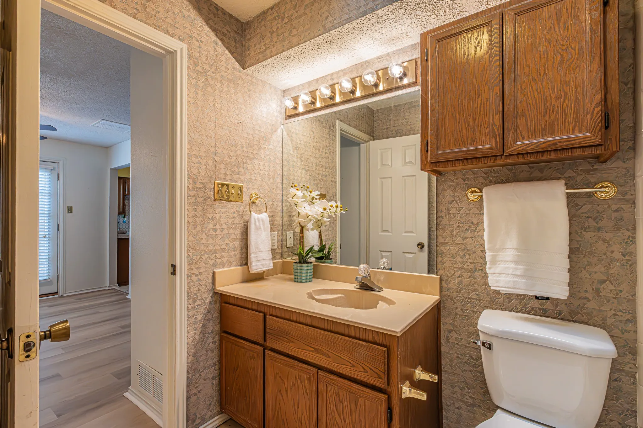 Single Family Residence For Sale in Tarrant County , 1724 Red Bud Lane, Euless, Texas 76039, 2 Bedroom, 2 Bathroom, 2 Garage spaces, 1,132 Sqft, built in 1983, mls#21382449, Real Estate Agent in Euless, Homes For Sale in Tarrant county, Homes For Sale in Euless, Realtor in Euless Texas, Real Estate Brokerage Independent Realty Texas, Luminita Cordes Realtor