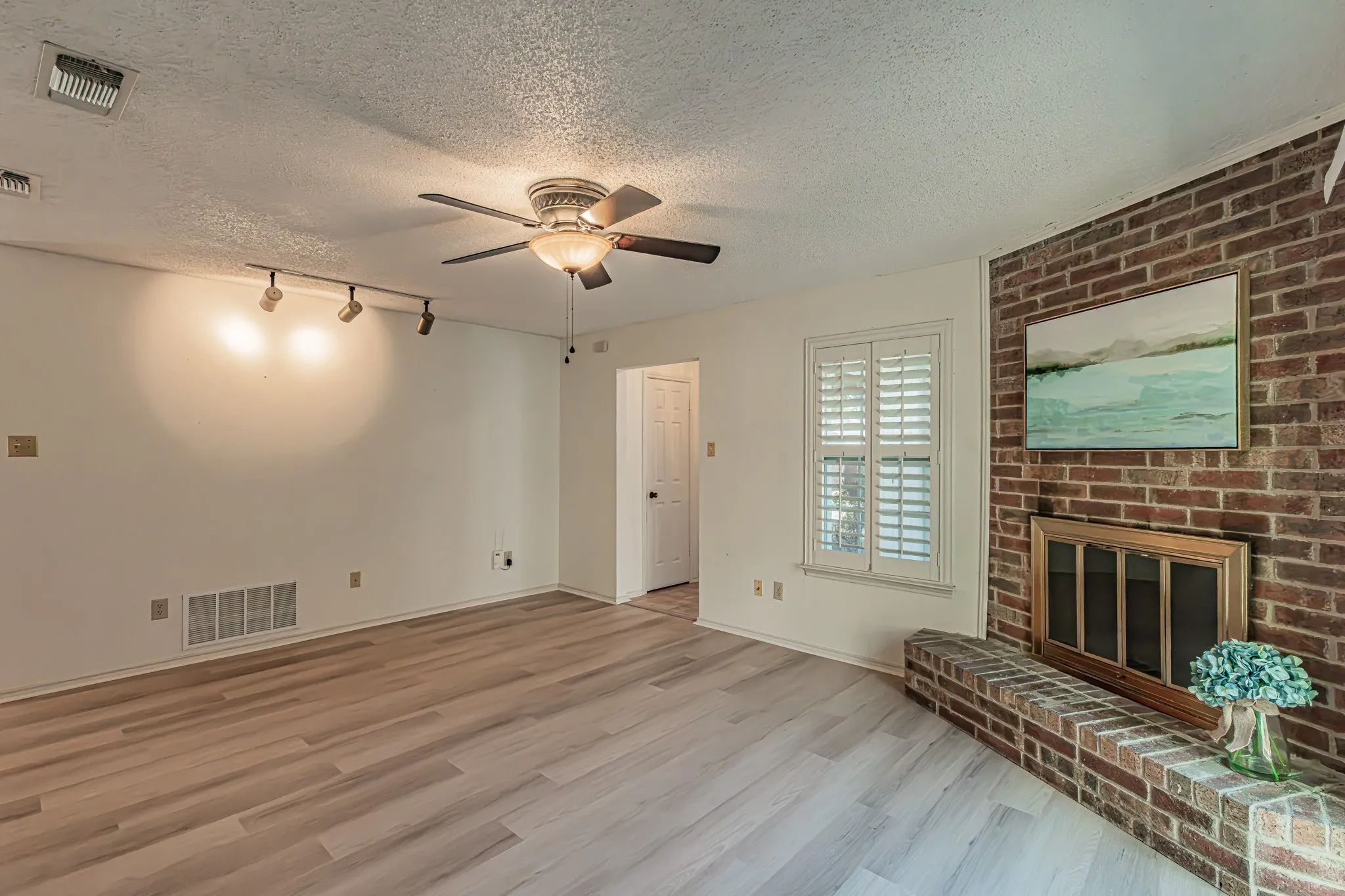 Single Family Residence For Sale in Tarrant County , 1724 Red Bud Lane, Euless, Texas 76039, 2 Bedroom, 2 Bathroom, 2 Garage spaces, 1,132 Sqft, built in 1983, mls#21382449, Real Estate Agent in Euless, Homes For Sale in Tarrant county, Homes For Sale in Euless, Realtor in Euless Texas, Real Estate Brokerage Independent Realty Texas, Luminita Cordes Realtor