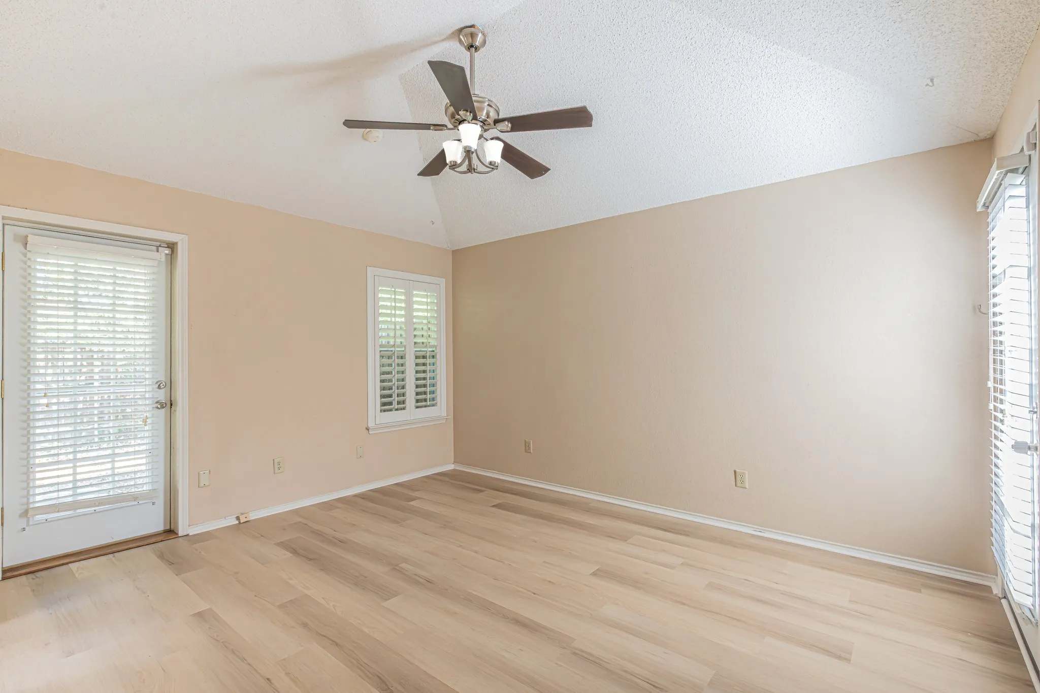 Single Family Residence For Sale in Tarrant County , 1724 Red Bud Lane, Euless, Texas 76039, 2 Bedroom, 2 Bathroom, 2 Garage spaces, 1,132 Sqft, built in 1983, mls#21382449, Real Estate Agent in Euless, Homes For Sale in Tarrant county, Homes For Sale in Euless, Realtor in Euless Texas, Real Estate Brokerage Independent Realty Texas, Luminita Cordes Realtor