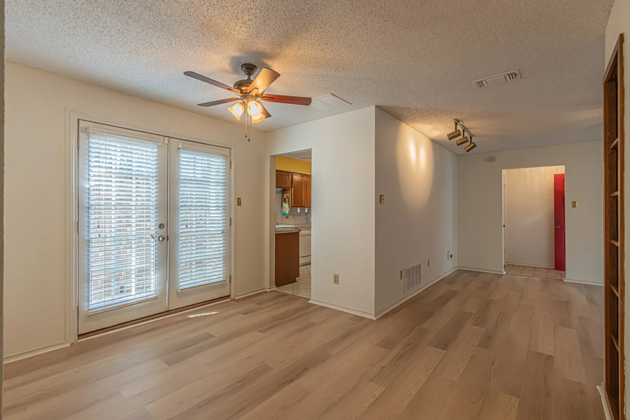 Single Family Residence For Sale in Tarrant County , 1724 Red Bud Lane, Euless, Texas 76039, 2 Bedroom, 2 Bathroom, 2 Garage spaces, 1,132 Sqft, built in 1983, mls#21382449, Real Estate Agent in Euless, Homes For Sale in Tarrant county, Homes For Sale in Euless, Realtor in Euless Texas, Real Estate Brokerage Independent Realty Texas, Luminita Cordes Realtor
