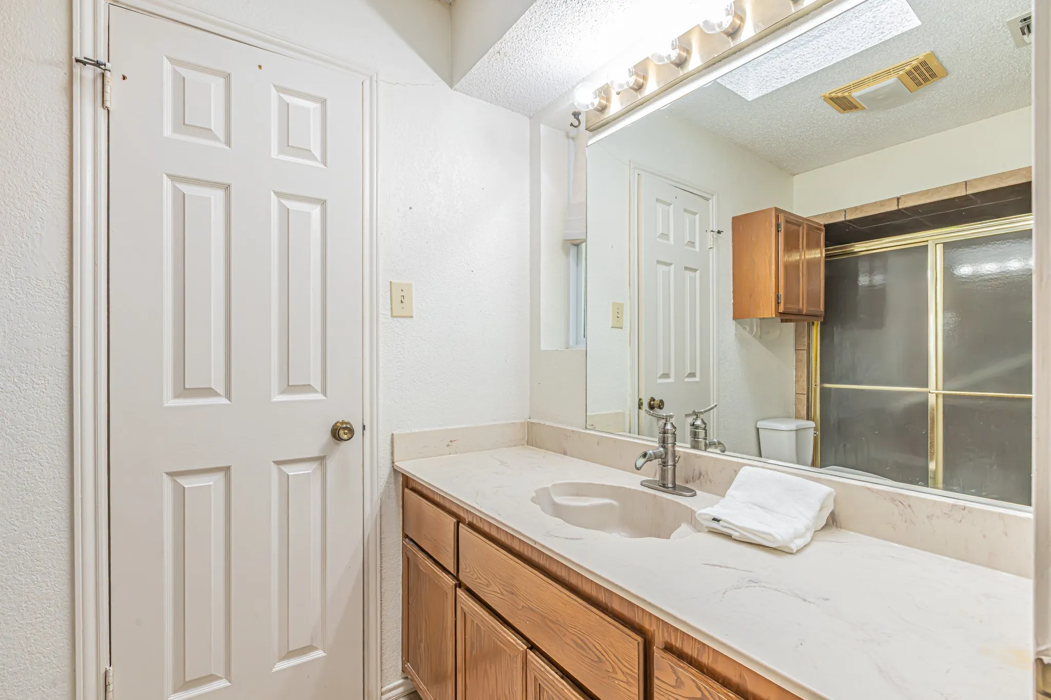 Single Family Residence For Sale in Tarrant County , 1724 Red Bud Lane, Euless, Texas 76039, 2 Bedroom, 2 Bathroom, 2 Garage spaces, 1,132 Sqft, built in 1983, mls#21382449, Real Estate Agent in Euless, Homes For Sale in Tarrant county, Homes For Sale in Euless, Realtor in Euless Texas, Real Estate Brokerage Independent Realty Texas, Luminita Cordes Realtor