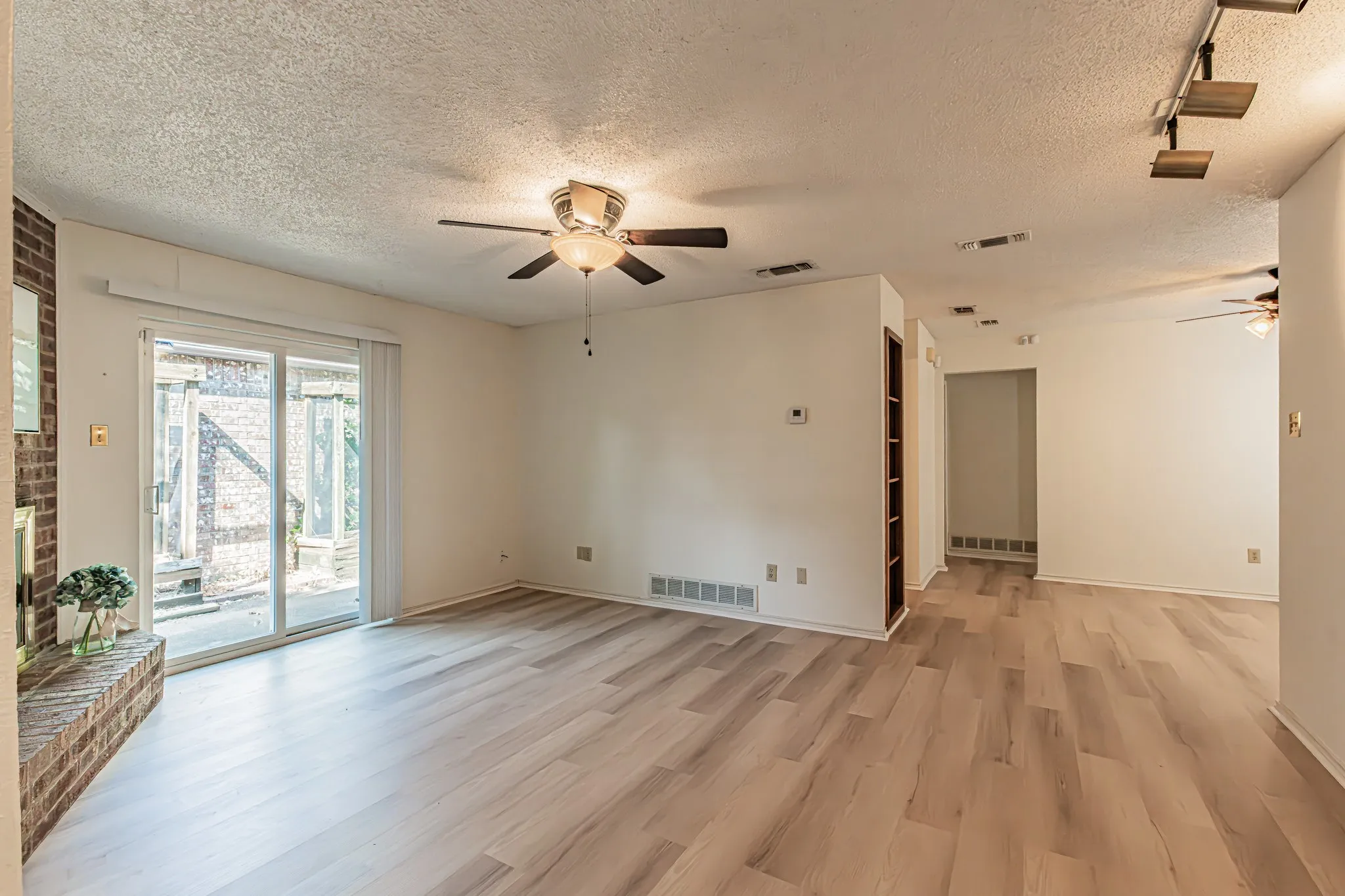 Single Family Residence For Sale in Tarrant County , 1724 Red Bud Lane, Euless, Texas 76039, 2 Bedroom, 2 Bathroom, 2 Garage spaces, 1,132 Sqft, built in 1983, mls#21382449, Real Estate Agent in Euless, Homes For Sale in Tarrant county, Homes For Sale in Euless, Realtor in Euless Texas, Real Estate Brokerage Independent Realty Texas, Luminita Cordes Realtor