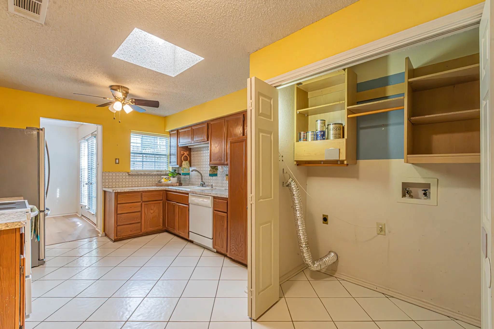 Single Family Residence For Sale in Tarrant County , 1724 Red Bud Lane, Euless, Texas 76039, 2 Bedroom, 2 Bathroom, 2 Garage spaces, 1,132 Sqft, built in 1983, mls#21382449, Real Estate Agent in Euless, Homes For Sale in Tarrant county, Homes For Sale in Euless, Realtor in Euless Texas, Real Estate Brokerage Independent Realty Texas, Luminita Cordes Realtor