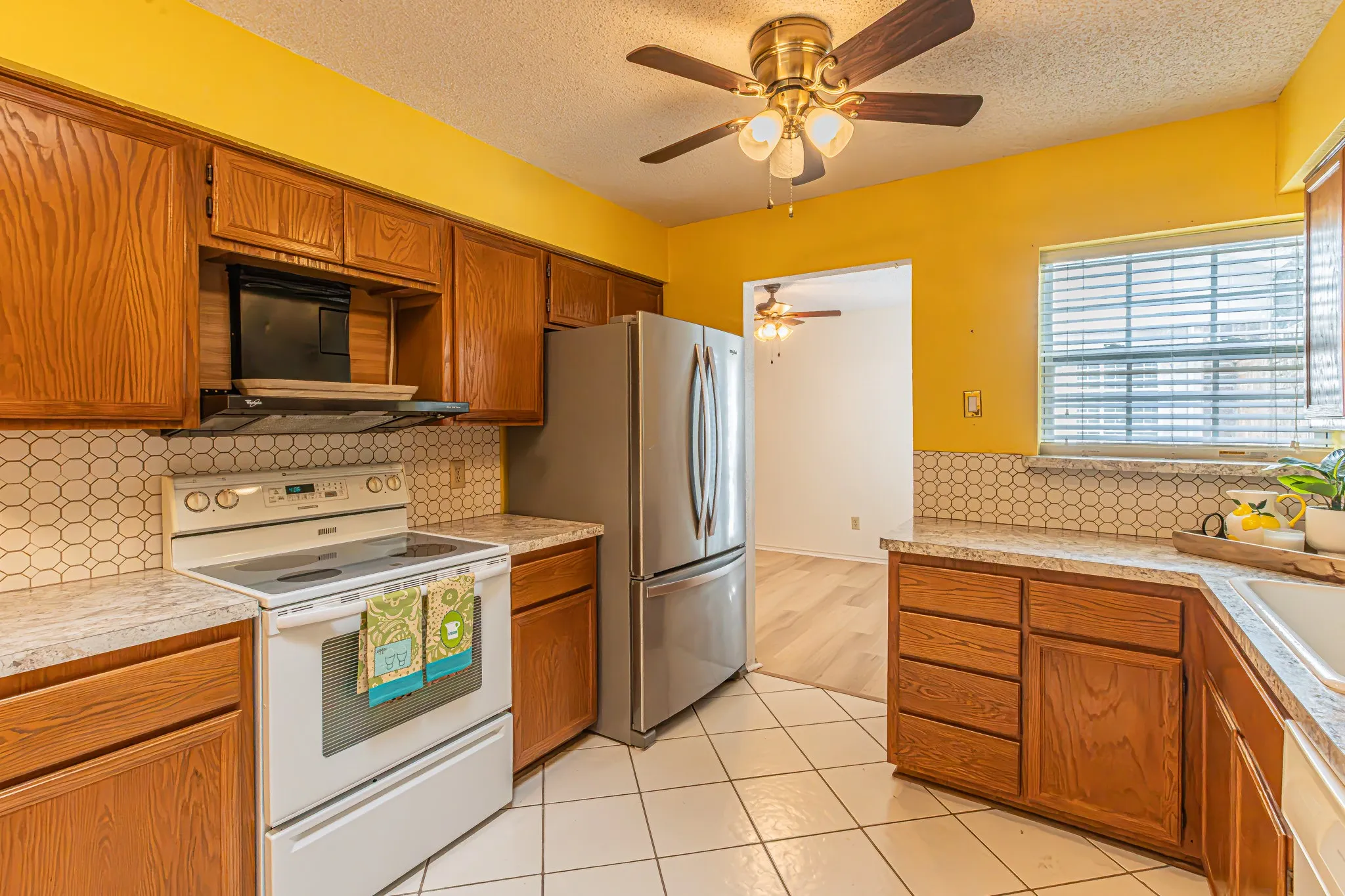 Single Family Residence For Sale in Tarrant County , 1724 Red Bud Lane, Euless, Texas 76039, 2 Bedroom, 2 Bathroom, 2 Garage spaces, 1,132 Sqft, built in 1983, mls#21382449, Real Estate Agent in Euless, Homes For Sale in Tarrant county, Homes For Sale in Euless, Realtor in Euless Texas, Real Estate Brokerage Independent Realty Texas, Luminita Cordes Realtor