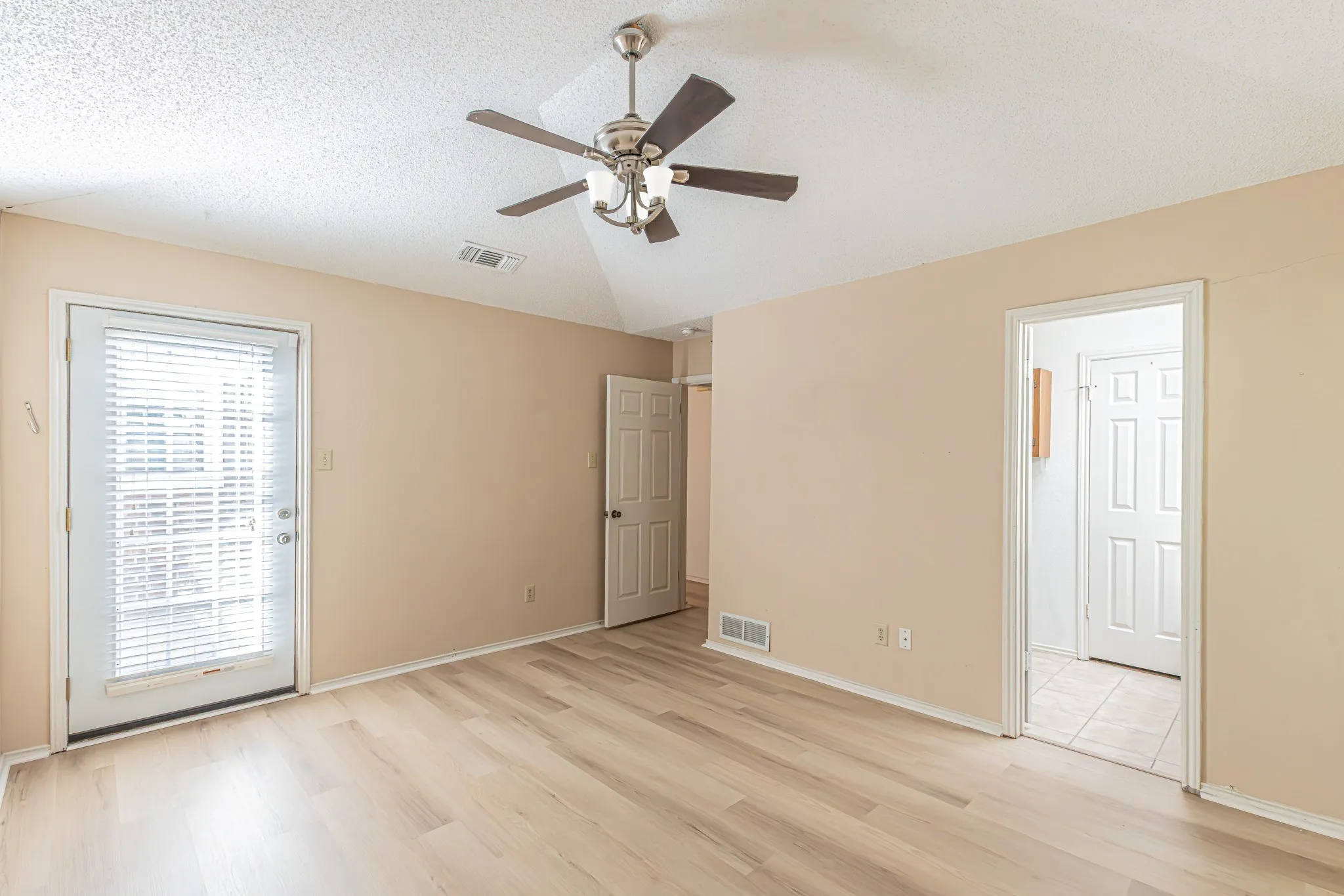 Single Family Residence For Sale in Tarrant County , 1724 Red Bud Lane, Euless, Texas 76039, 2 Bedroom, 2 Bathroom, 2 Garage spaces, 1,132 Sqft, built in 1983, mls#21382449, Real Estate Agent in Euless, Homes For Sale in Tarrant county, Homes For Sale in Euless, Realtor in Euless Texas, Real Estate Brokerage Independent Realty Texas, Luminita Cordes Realtor