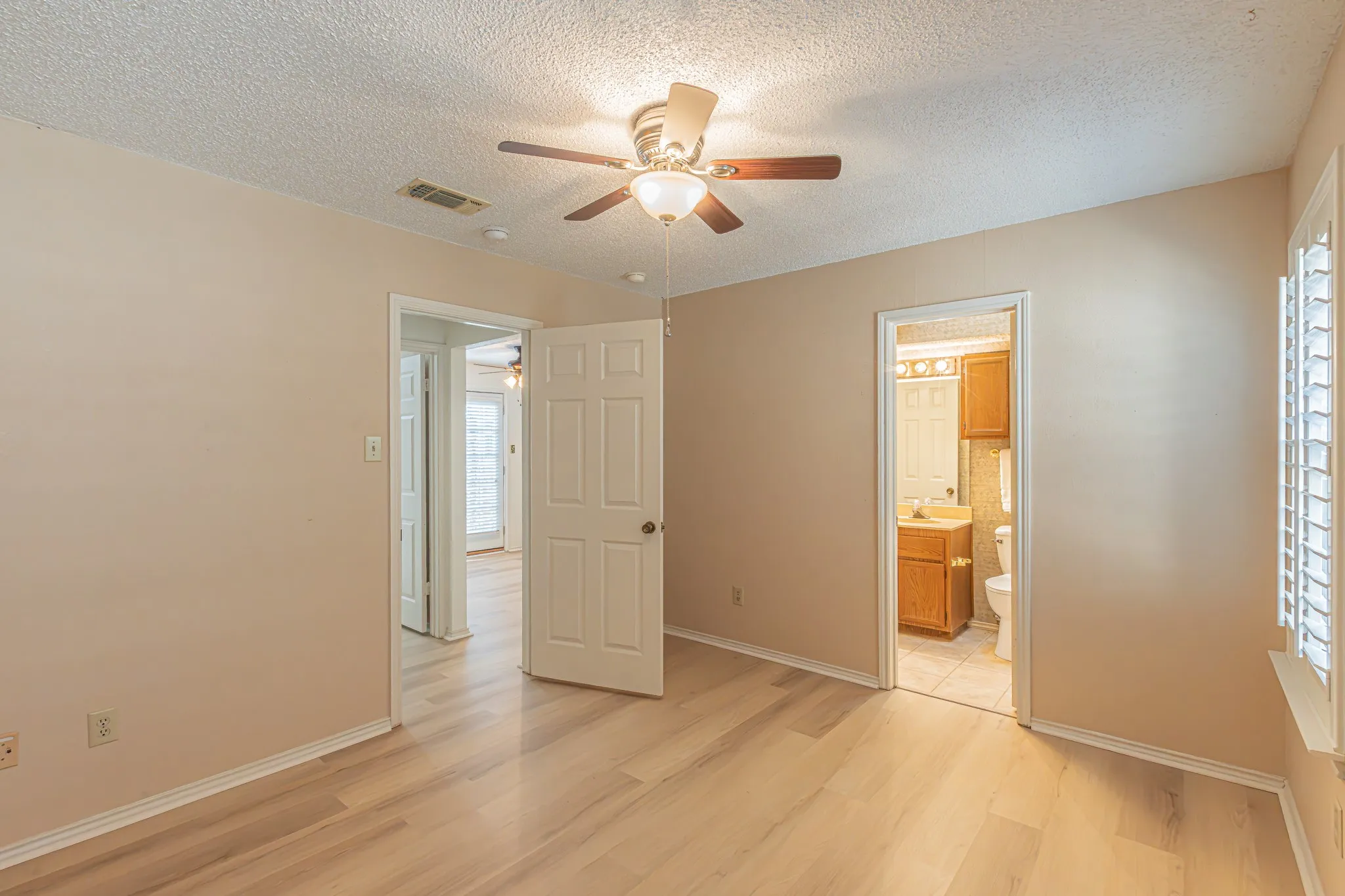 Single Family Residence For Sale in Tarrant County , 1724 Red Bud Lane, Euless, Texas 76039, 2 Bedroom, 2 Bathroom, 2 Garage spaces, 1,132 Sqft, built in 1983, mls#21382449, Real Estate Agent in Euless, Homes For Sale in Tarrant county, Homes For Sale in Euless, Realtor in Euless Texas, Real Estate Brokerage Independent Realty Texas, Luminita Cordes Realtor