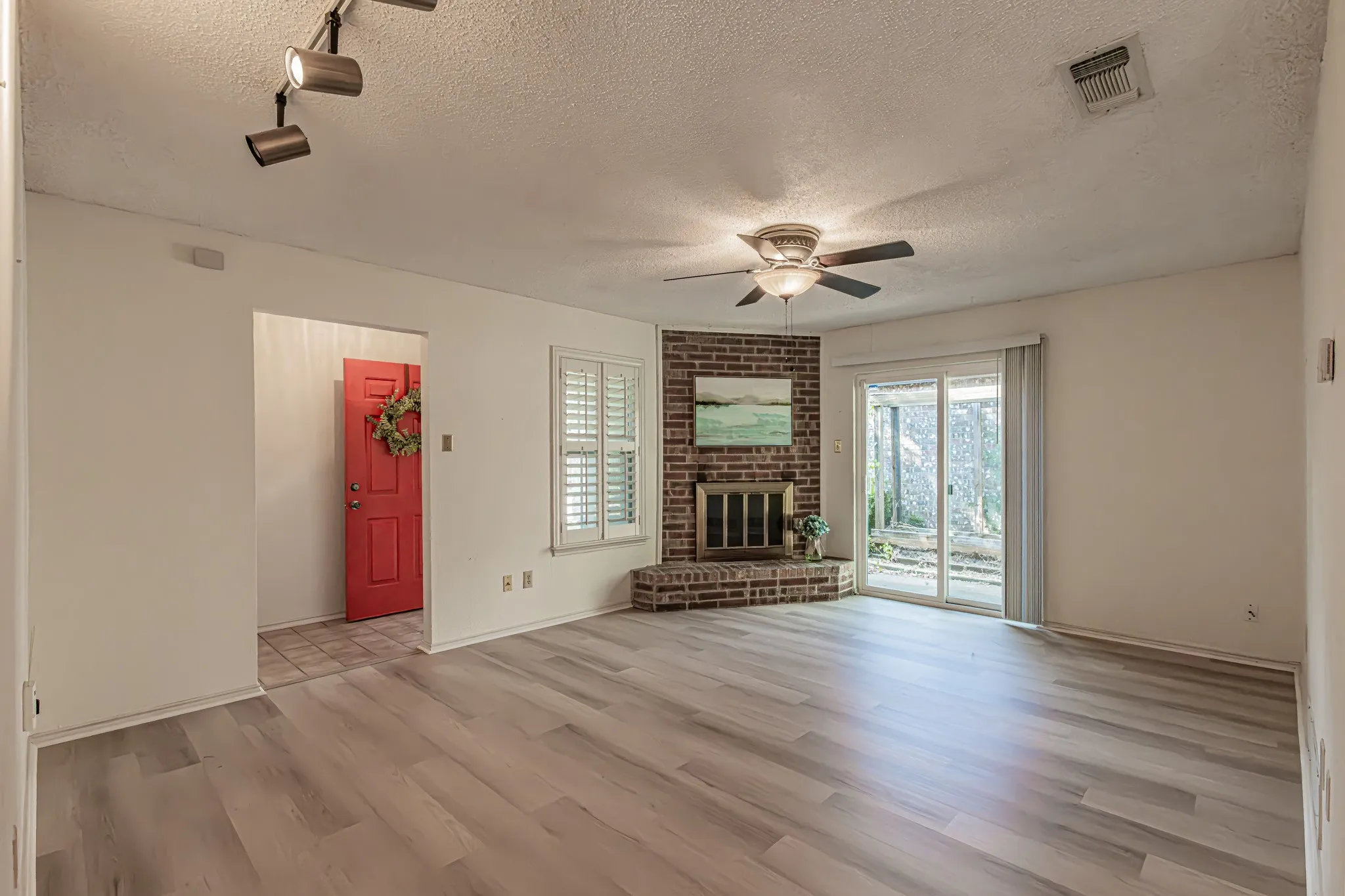 Single Family Residence For Sale in Tarrant County , 1724 Red Bud Lane, Euless, Texas 76039, 2 Bedroom, 2 Bathroom, 2 Garage spaces, 1,132 Sqft, built in 1983, mls#21382449, Real Estate Agent in Euless, Homes For Sale in Tarrant county, Homes For Sale in Euless, Realtor in Euless Texas, Real Estate Brokerage Independent Realty Texas, Luminita Cordes Realtor