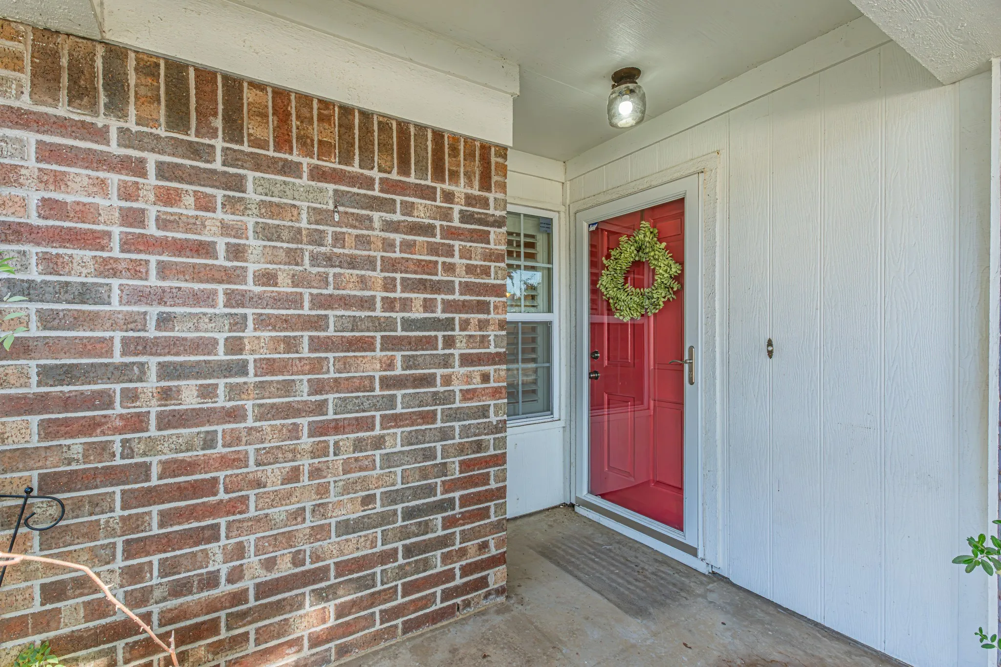 Single Family Residence For Sale in Tarrant County , 1724 Red Bud Lane, Euless, Texas 76039, 2 Bedroom, 2 Bathroom, 2 Garage spaces, 1,132 Sqft, built in 1983, mls#21382449, Real Estate Agent in Euless, Homes For Sale in Tarrant county, Homes For Sale in Euless, Realtor in Euless Texas, Real Estate Brokerage Independent Realty Texas, Luminita Cordes Realtor