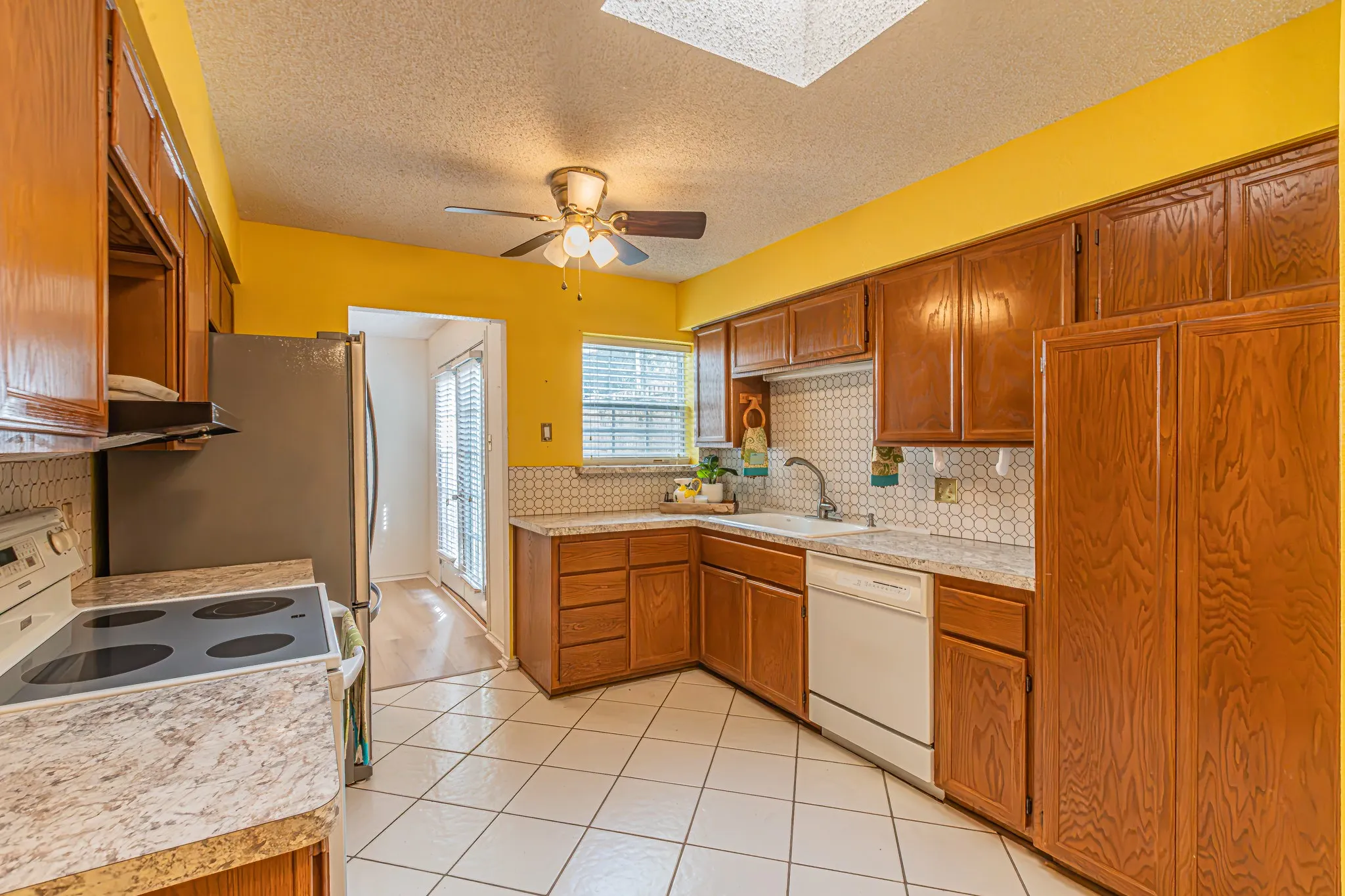 Single Family Residence For Sale in Tarrant County , 1724 Red Bud Lane, Euless, Texas 76039, 2 Bedroom, 2 Bathroom, 2 Garage spaces, 1,132 Sqft, built in 1983, mls#21382449, Real Estate Agent in Euless, Homes For Sale in Tarrant county, Homes For Sale in Euless, Realtor in Euless Texas, Real Estate Brokerage Independent Realty Texas, Luminita Cordes Realtor
