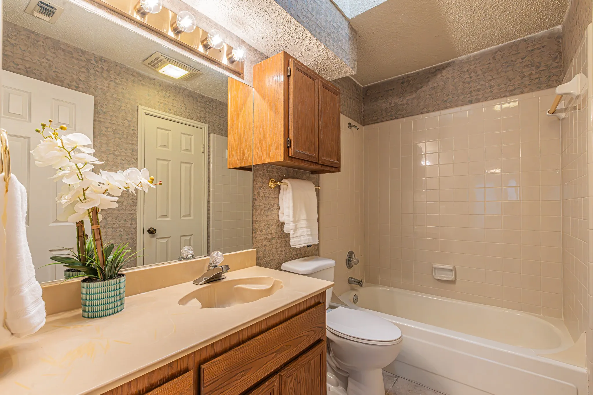 Single Family Residence For Sale in Tarrant County , 1724 Red Bud Lane, Euless, Texas 76039, 2 Bedroom, 2 Bathroom, 2 Garage spaces, 1,132 Sqft, built in 1983, mls#21382449, Real Estate Agent in Euless, Homes For Sale in Tarrant county, Homes For Sale in Euless, Realtor in Euless Texas, Real Estate Brokerage Independent Realty Texas, Luminita Cordes Realtor