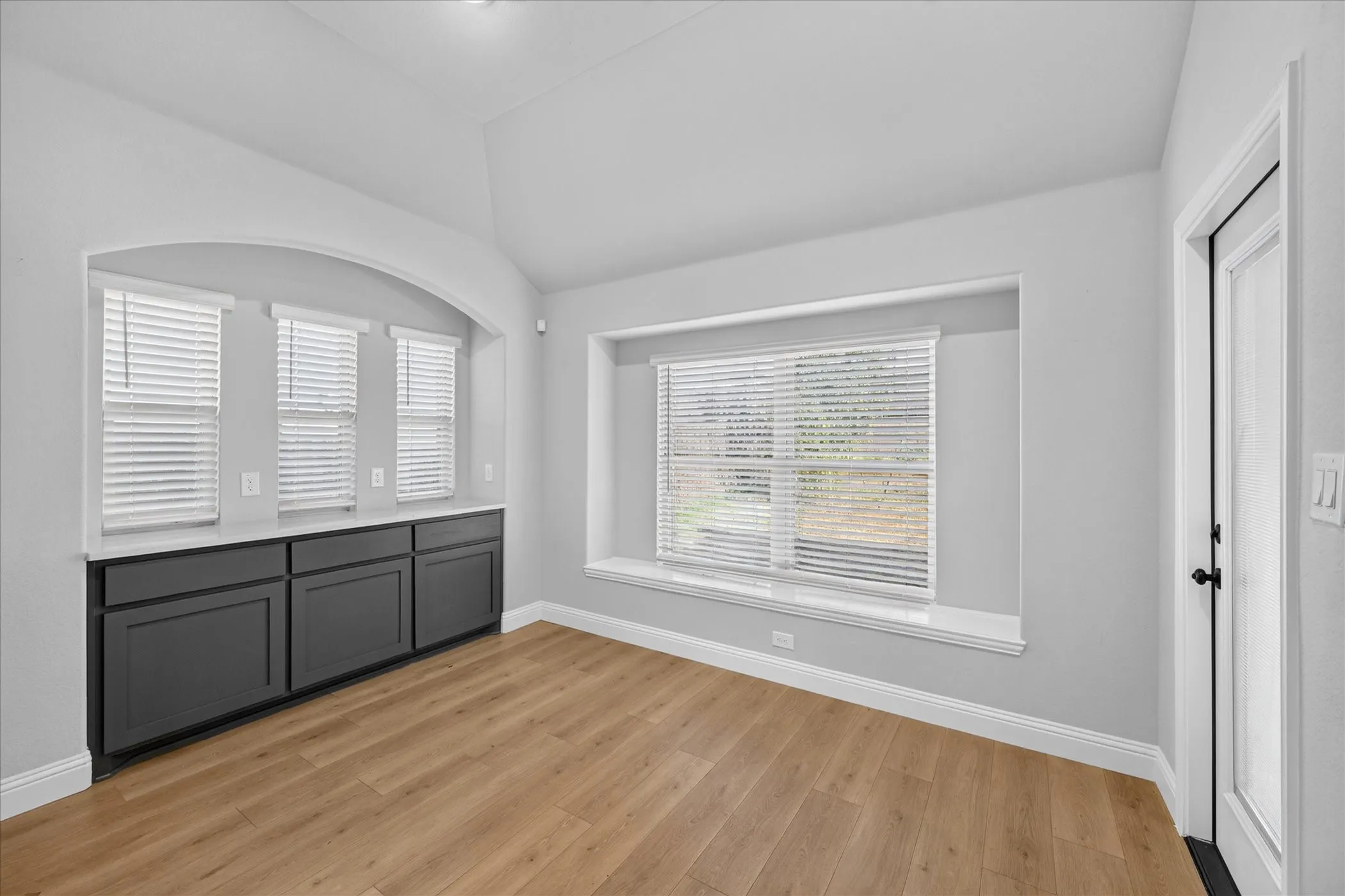 Single Family Residence For Sale in Ellis County , 5625 Stone Lane, Midlothian, Texas 76065, 4 Bedroom, 3 Bathroom, 2 Garage spaces, 3,258 Sqft, built in 2022, mls#21381229, Real Estate Agent in Midlothian, Homes For Sale in Ellis county, Homes For Sale in Midlothian, Realtor in Midlothian Texas, Real Estate Brokerage Independent Realty Texas, Luminita Cordes Realtor