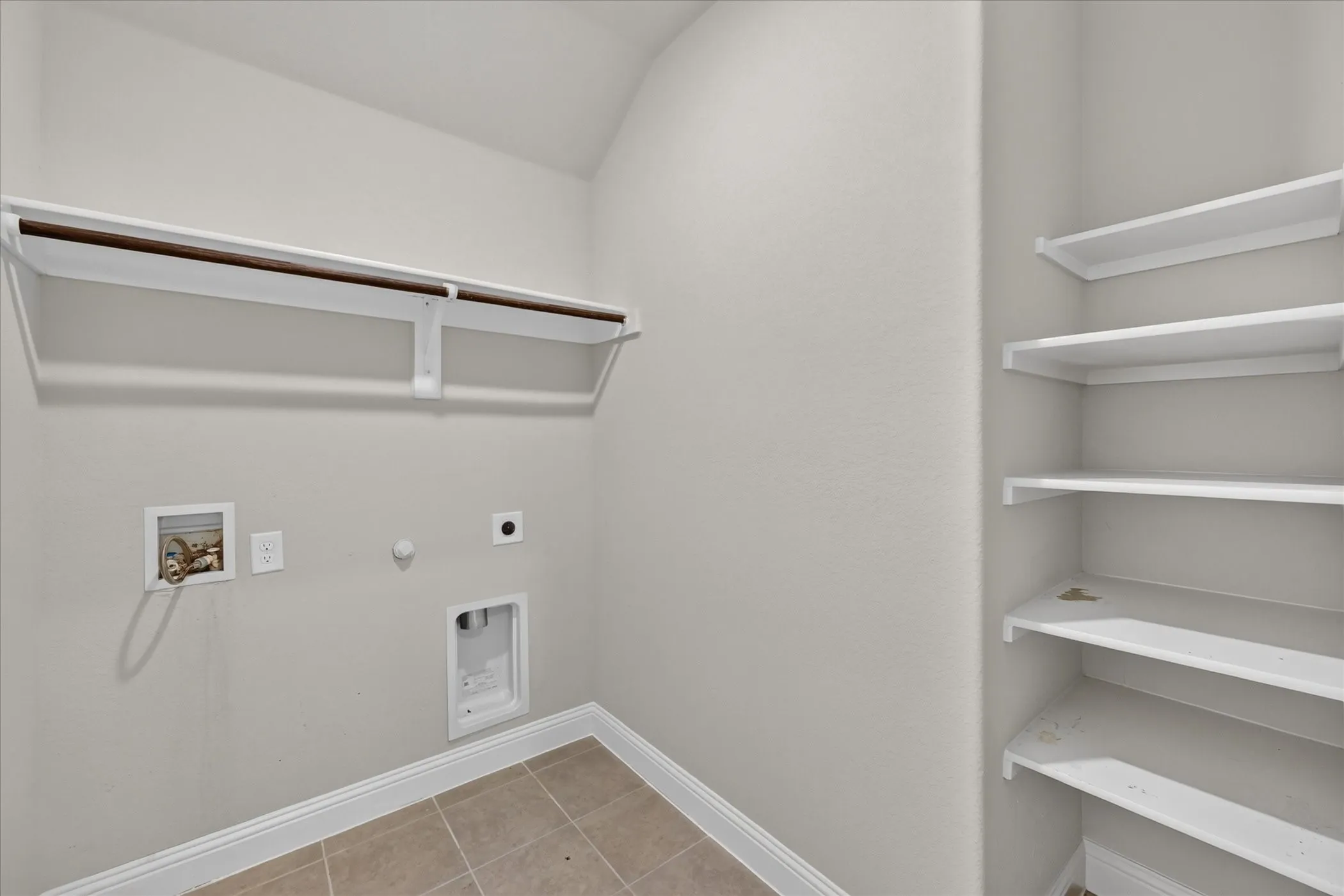 Single Family Residence For Sale in Ellis County , 5625 Stone Lane, Midlothian, Texas 76065, 4 Bedroom, 3 Bathroom, 2 Garage spaces, 3,258 Sqft, built in 2022, mls#21381229, Real Estate Agent in Midlothian, Homes For Sale in Ellis county, Homes For Sale in Midlothian, Realtor in Midlothian Texas, Real Estate Brokerage Independent Realty Texas, Luminita Cordes Realtor