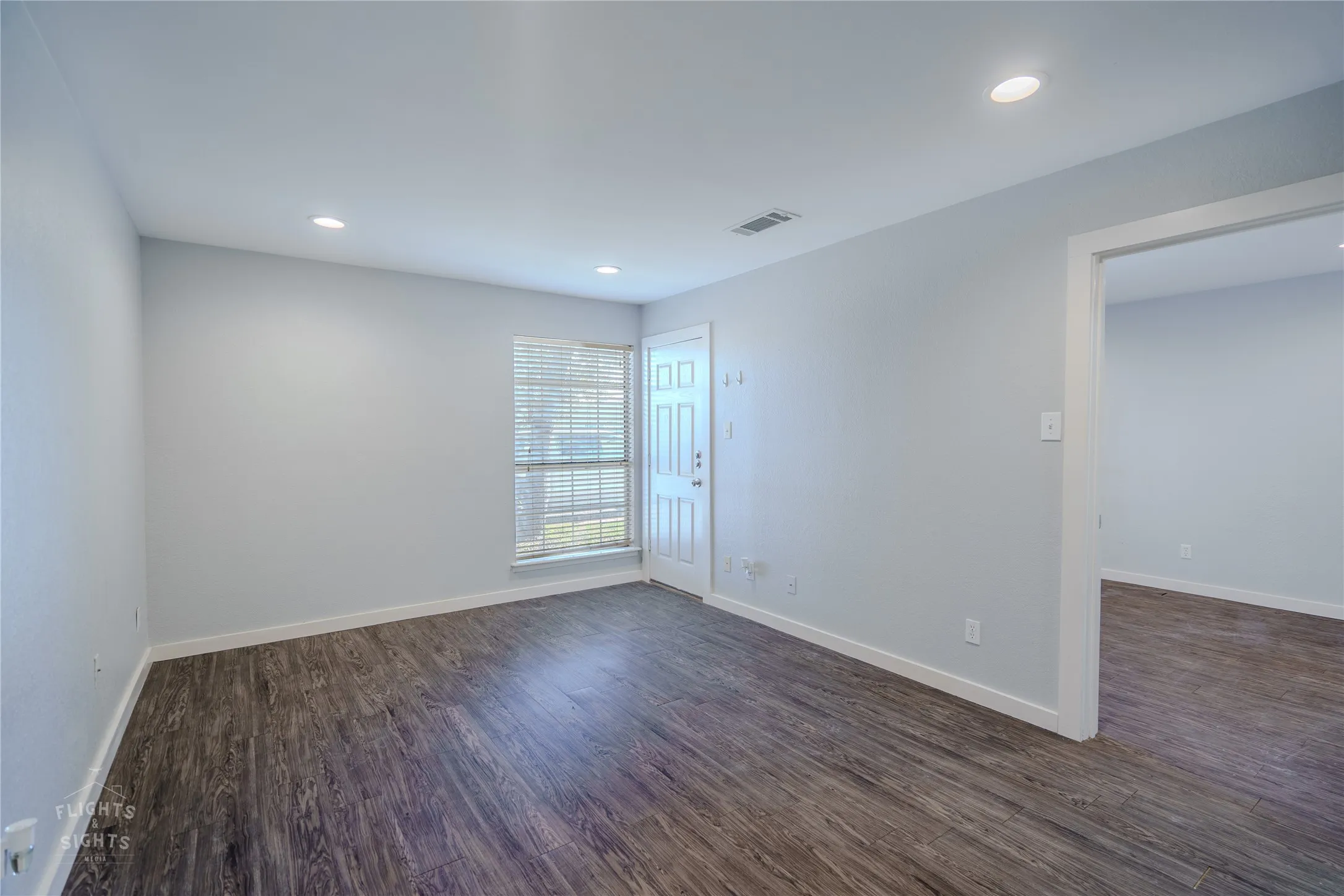 Listing photos were taken prior to tenant occupancy and do not include the tenant’s personal belongings.