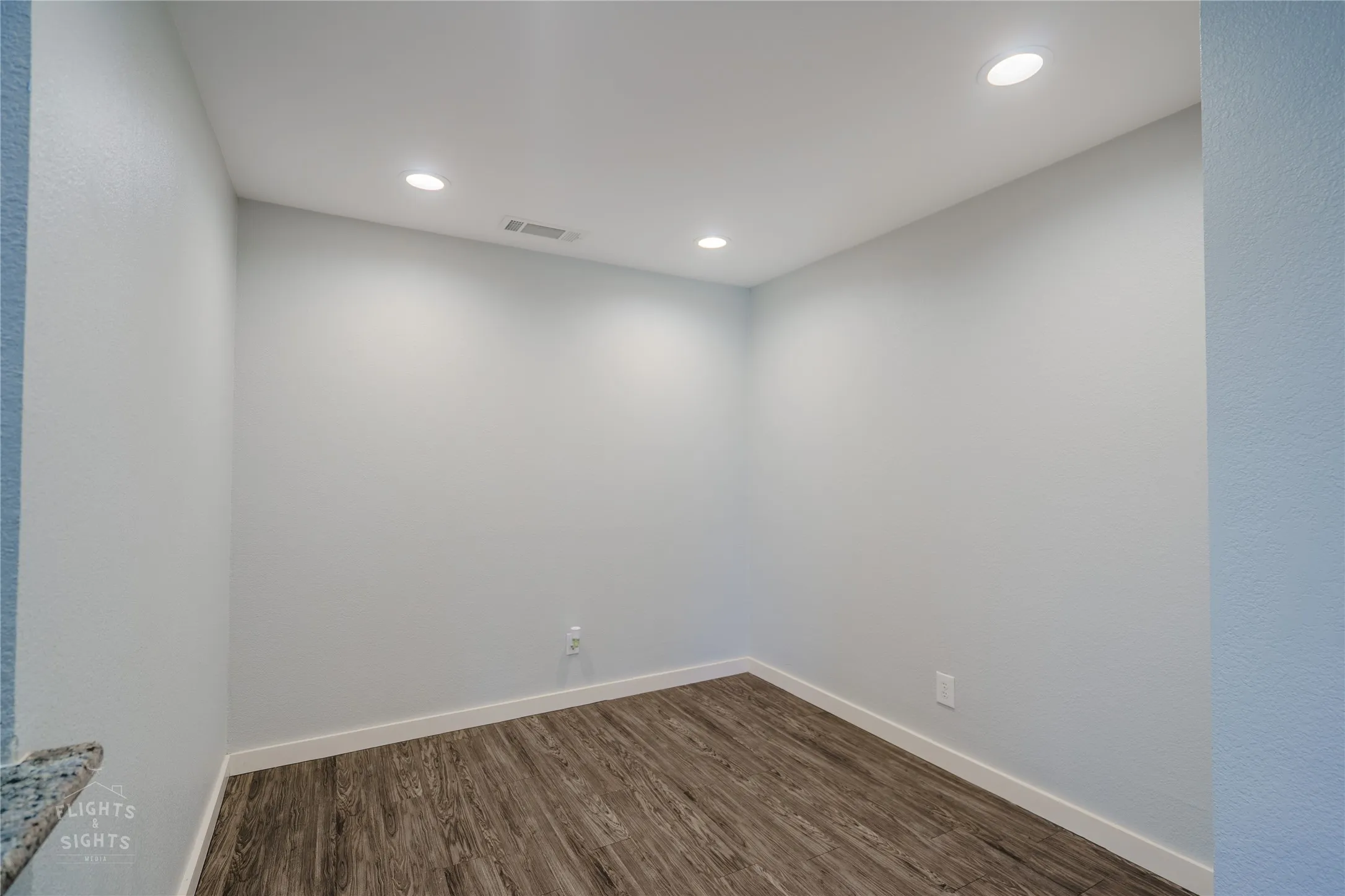 Listing photos were taken prior to tenant occupancy and do not include the tenant’s personal belongings.