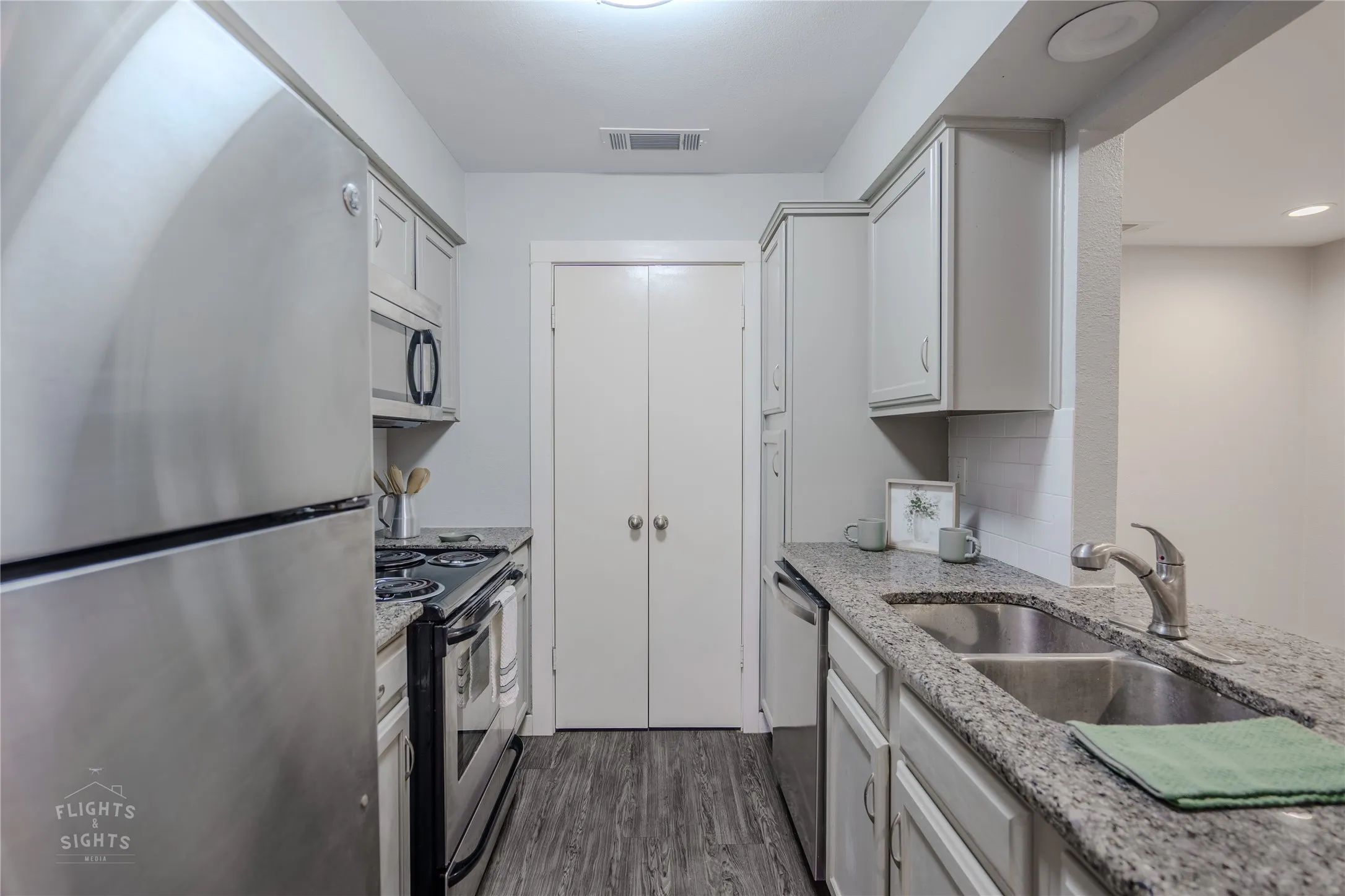 Listing photos were taken prior to tenant occupancy and do not include the tenant’s personal belongings.