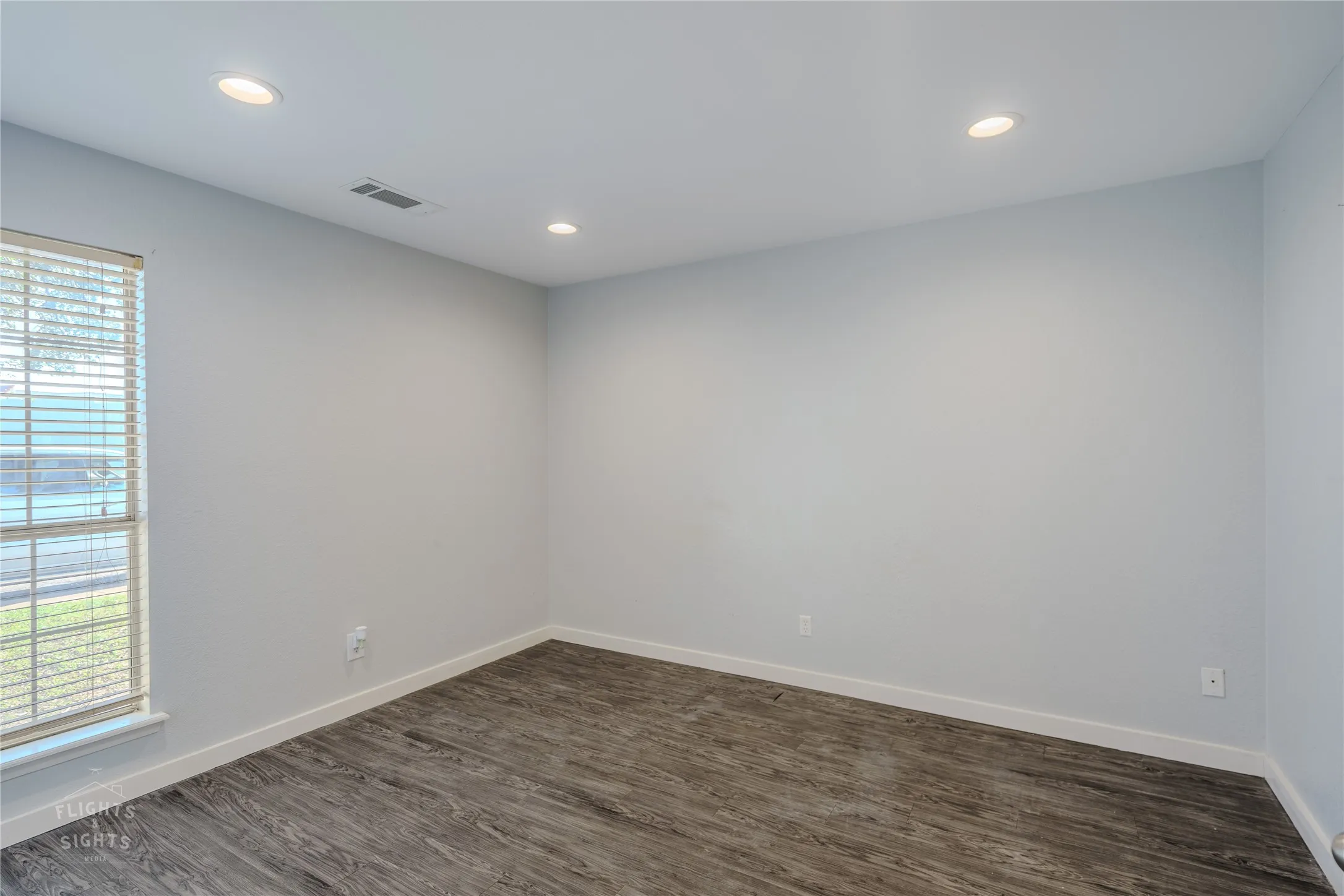 Listing photos were taken prior to tenant occupancy and do not include the tenant’s personal belongings.