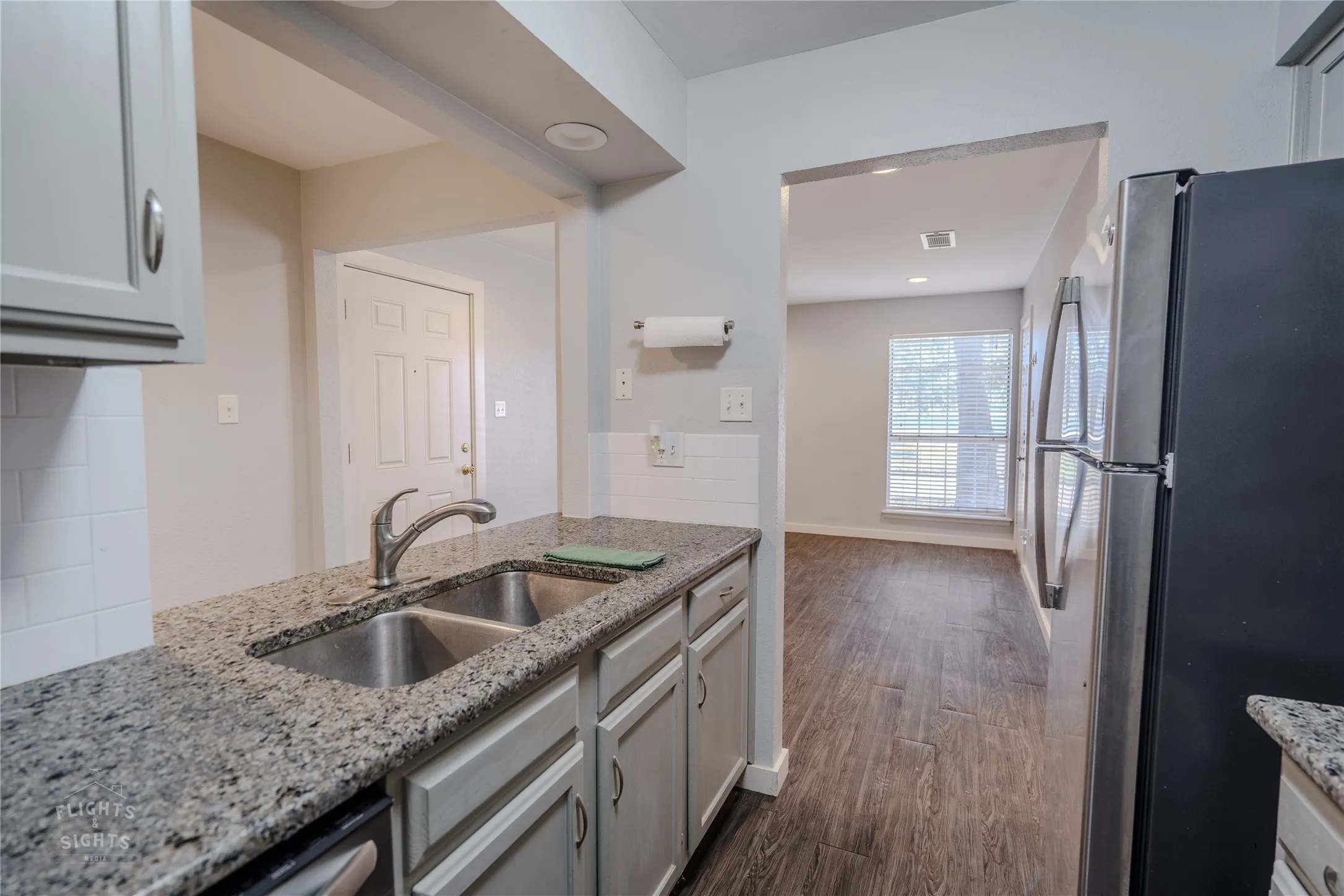 Listing photos were taken prior to tenant occupancy and do not include the tenant’s personal belongings.
