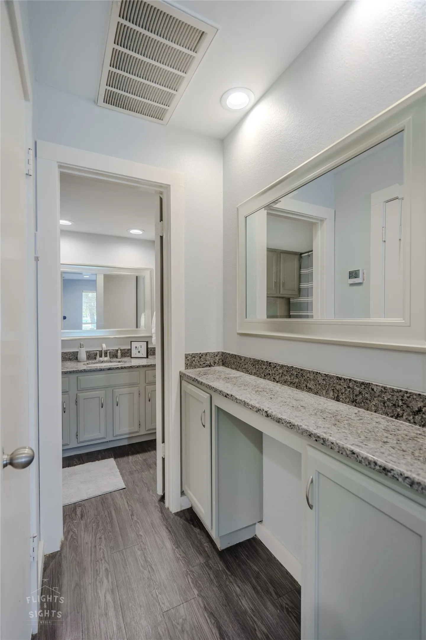 Listing photos were taken prior to tenant occupancy and do not include the tenant’s personal belongings.
