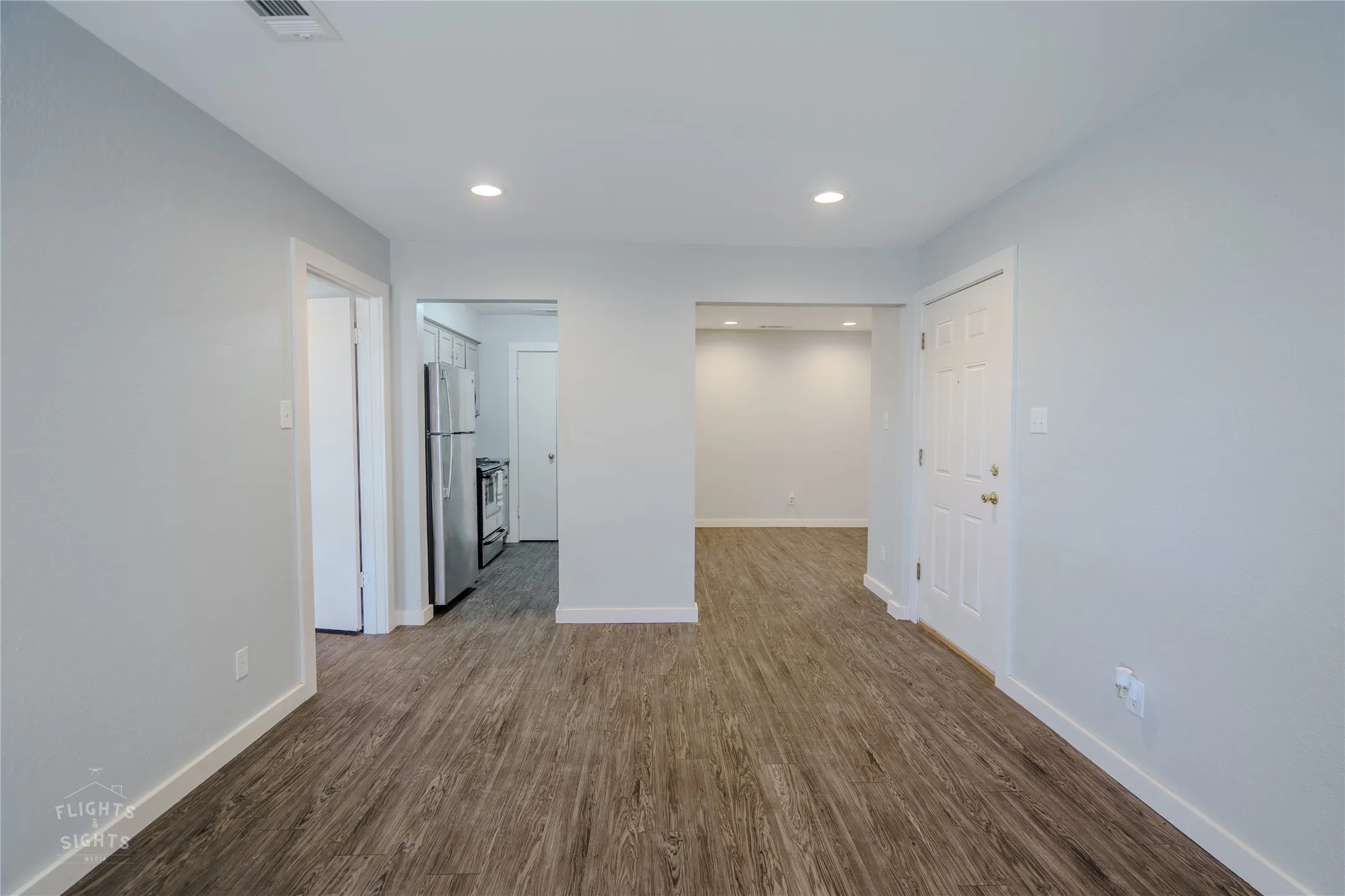 Listing photos were taken prior to tenant occupancy and do not include the tenant’s personal belongings.