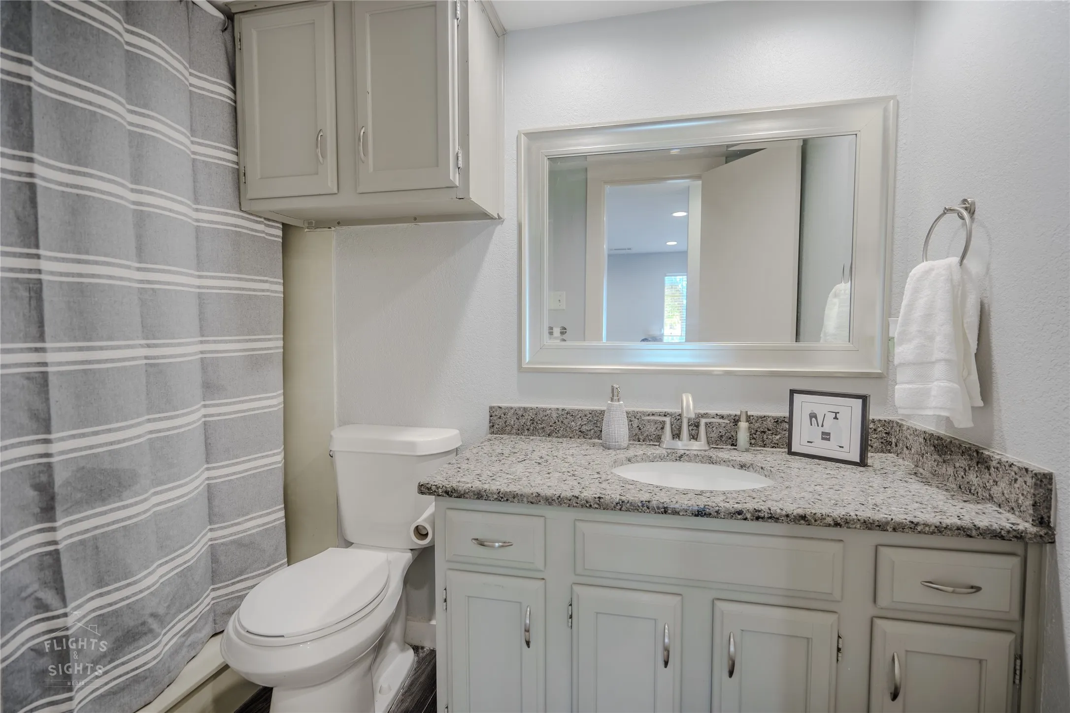 Listing photos were taken prior to tenant occupancy and do not include the tenant’s personal belongings.