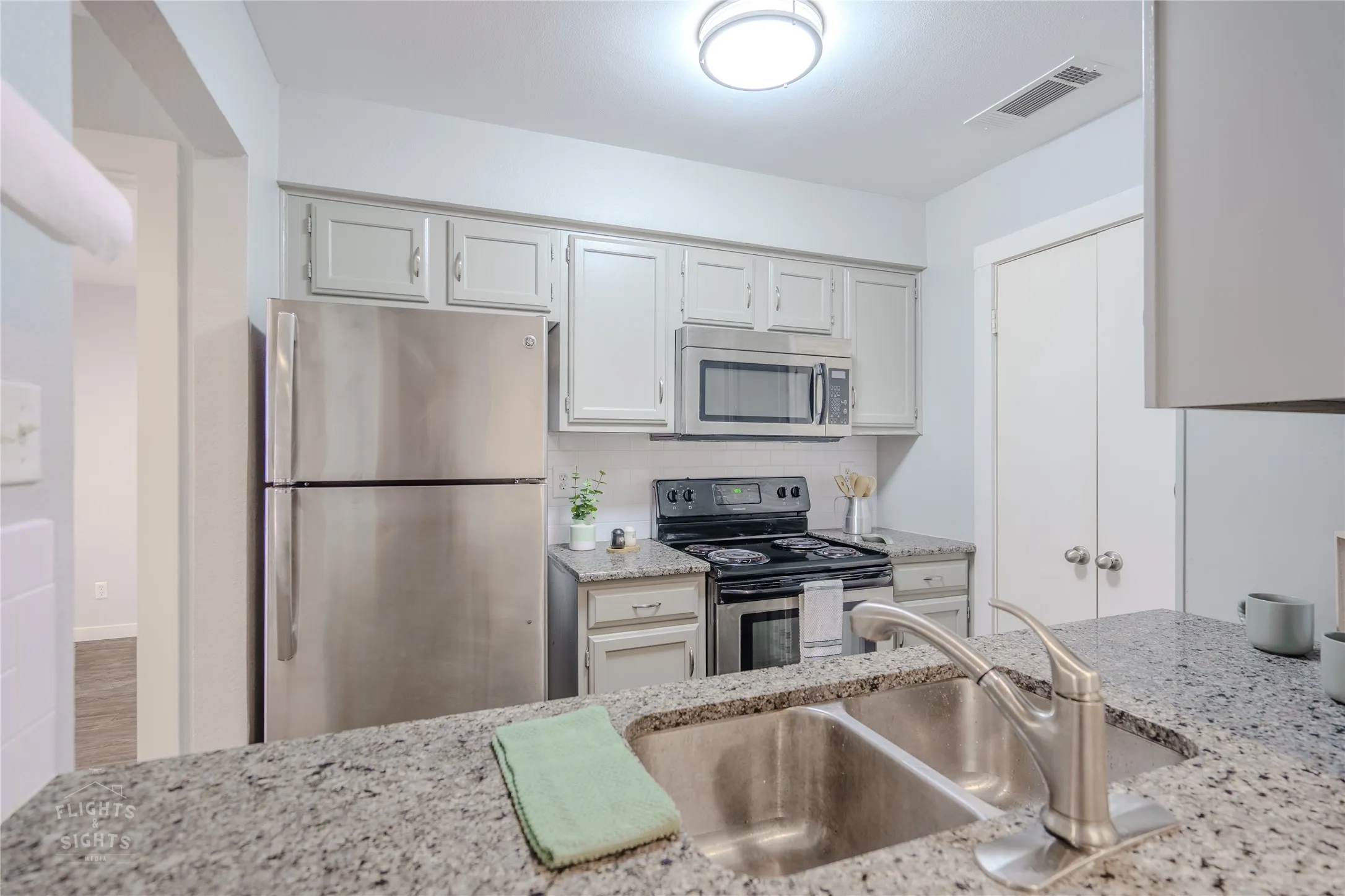 Listing photos were taken prior to tenant occupancy and do not include the tenant’s personal belongings.