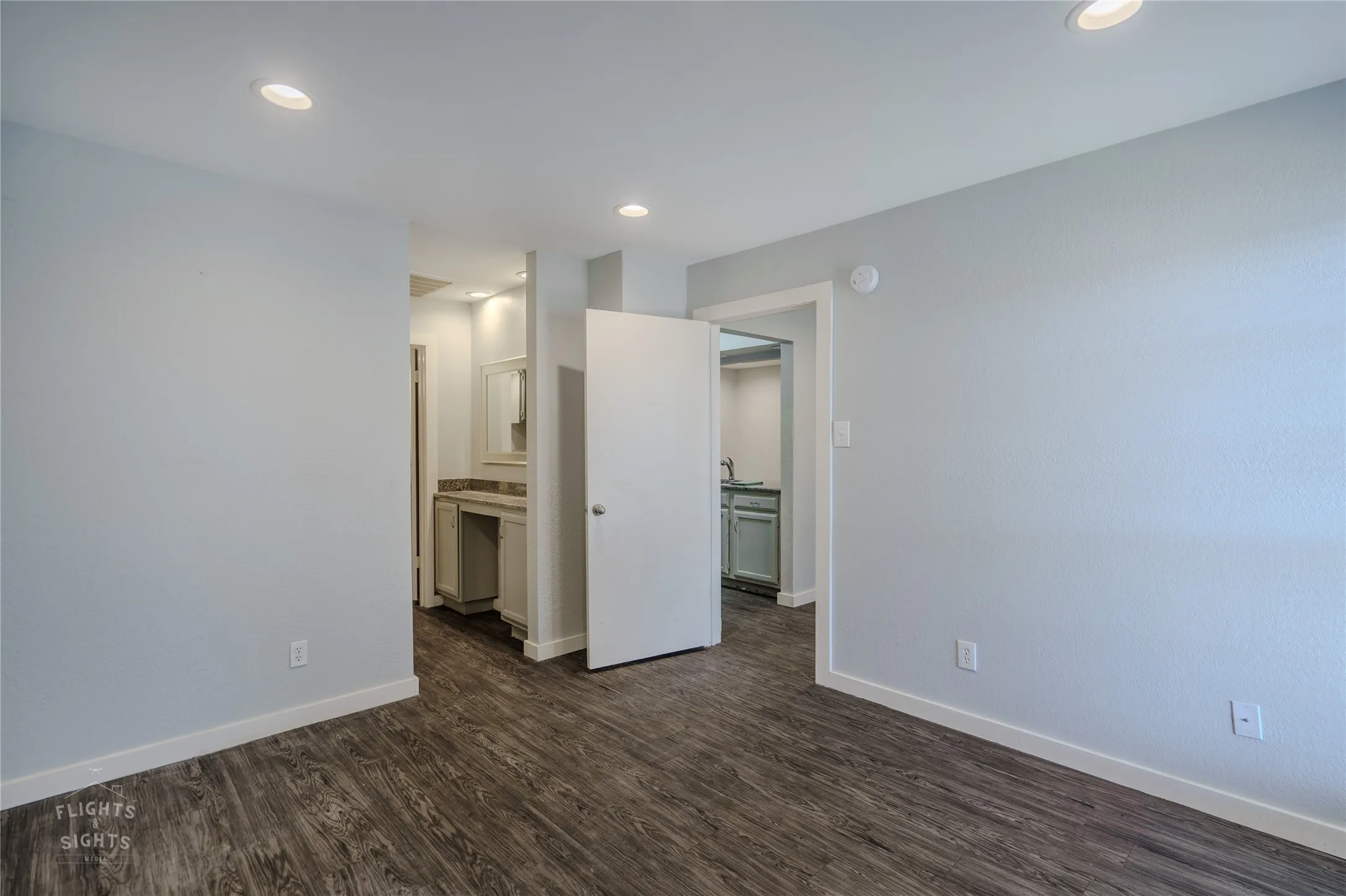 Listing photos were taken prior to tenant occupancy and do not include the tenant’s personal belongings.