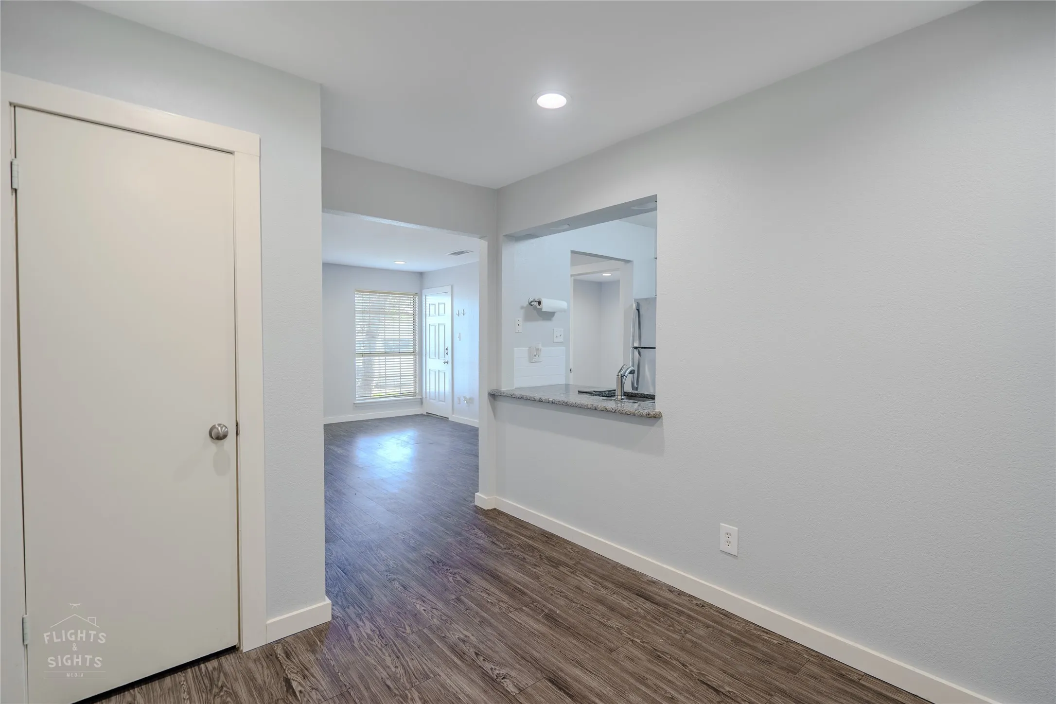 Listing photos were taken prior to tenant occupancy and do not include the tenant’s personal belongings.
