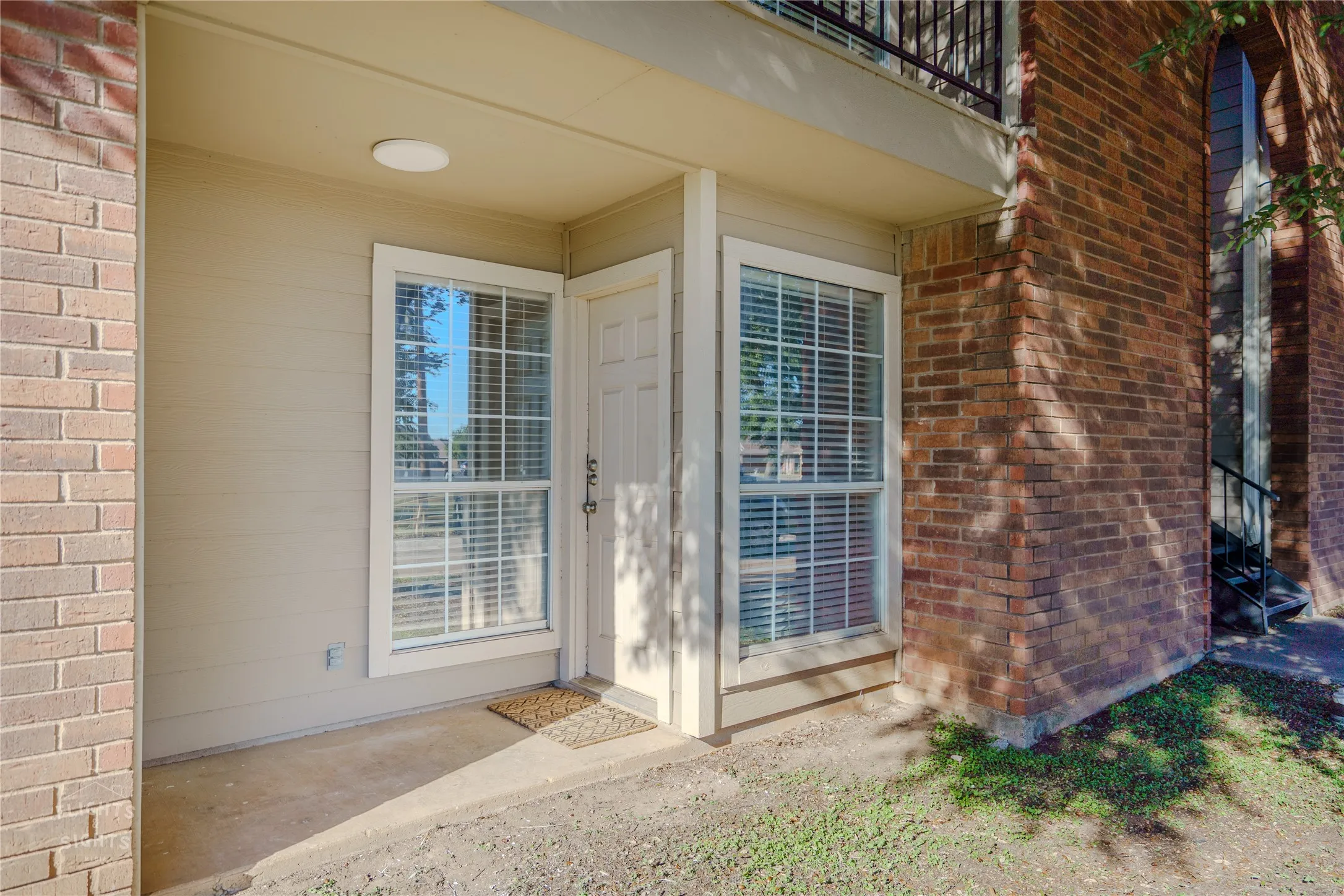 Listing photos were taken prior to tenant occupancy and do not include the tenant’s personal belongings.