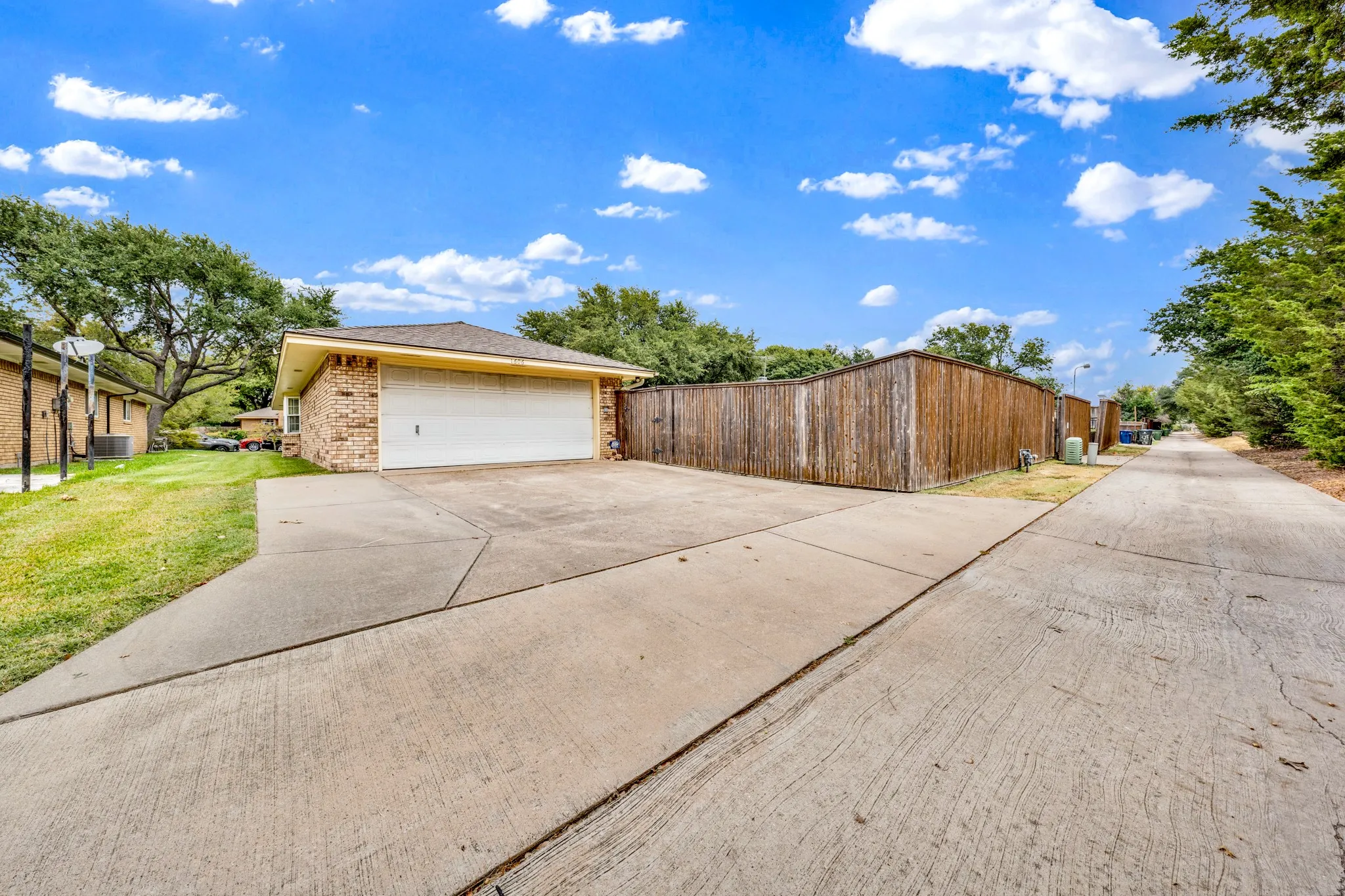 Single Family Residence For Sale in Dallas County , 1606 Clear Point Drive, Garland, Texas 75041, 3 Bedroom, 2 Bathroom, 2 Garage spaces, 2,095 Sqft, built in 1971, mls#21379415, Real Estate Agent in Garland, Homes For Sale in Dallas county, Homes For Sale in Garland, Realtor in Garland Texas, Real Estate Brokerage Independent Realty Texas, Luminita Cordes Realtor